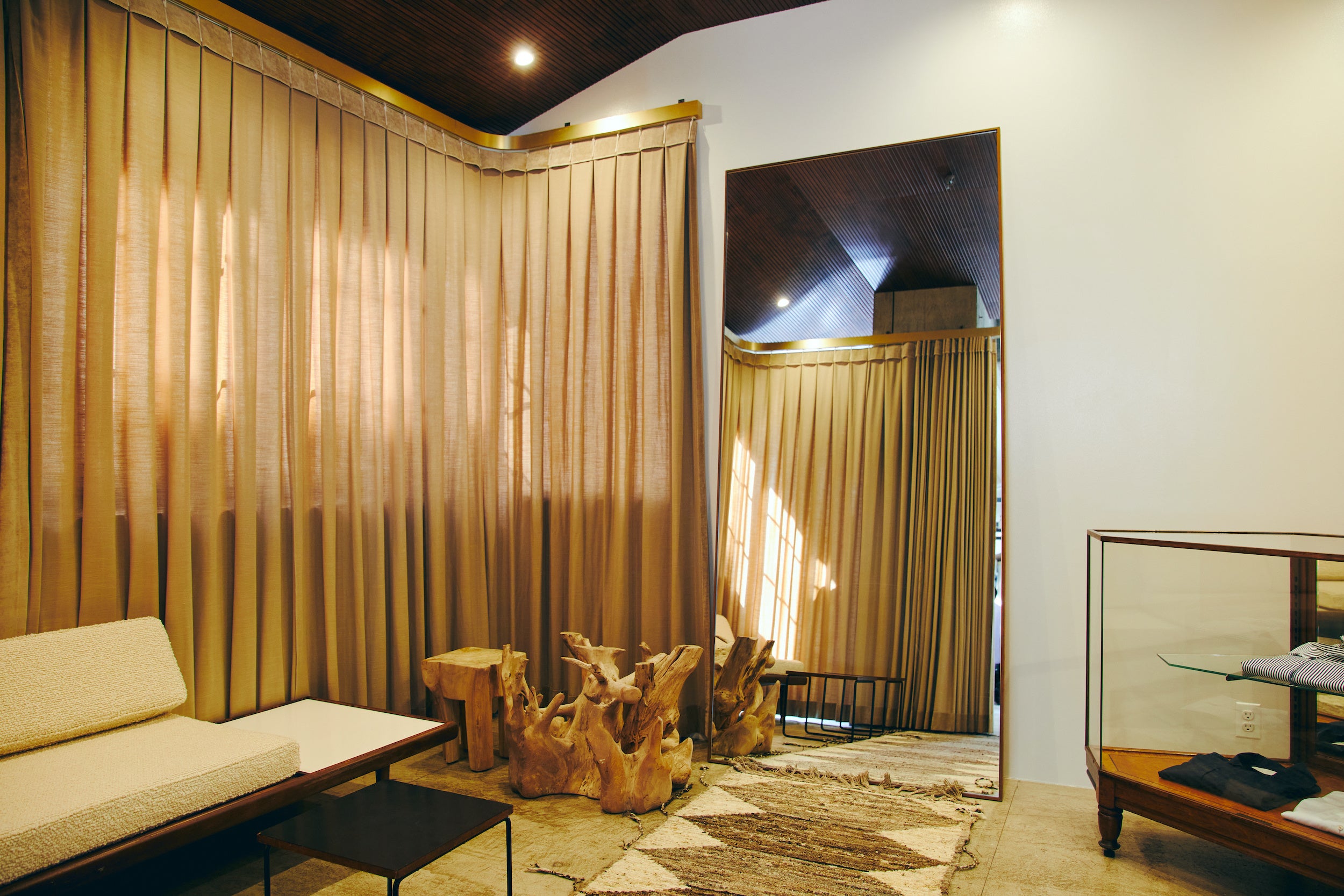 ゆったりと試着を楽しめるフィッティングルーム