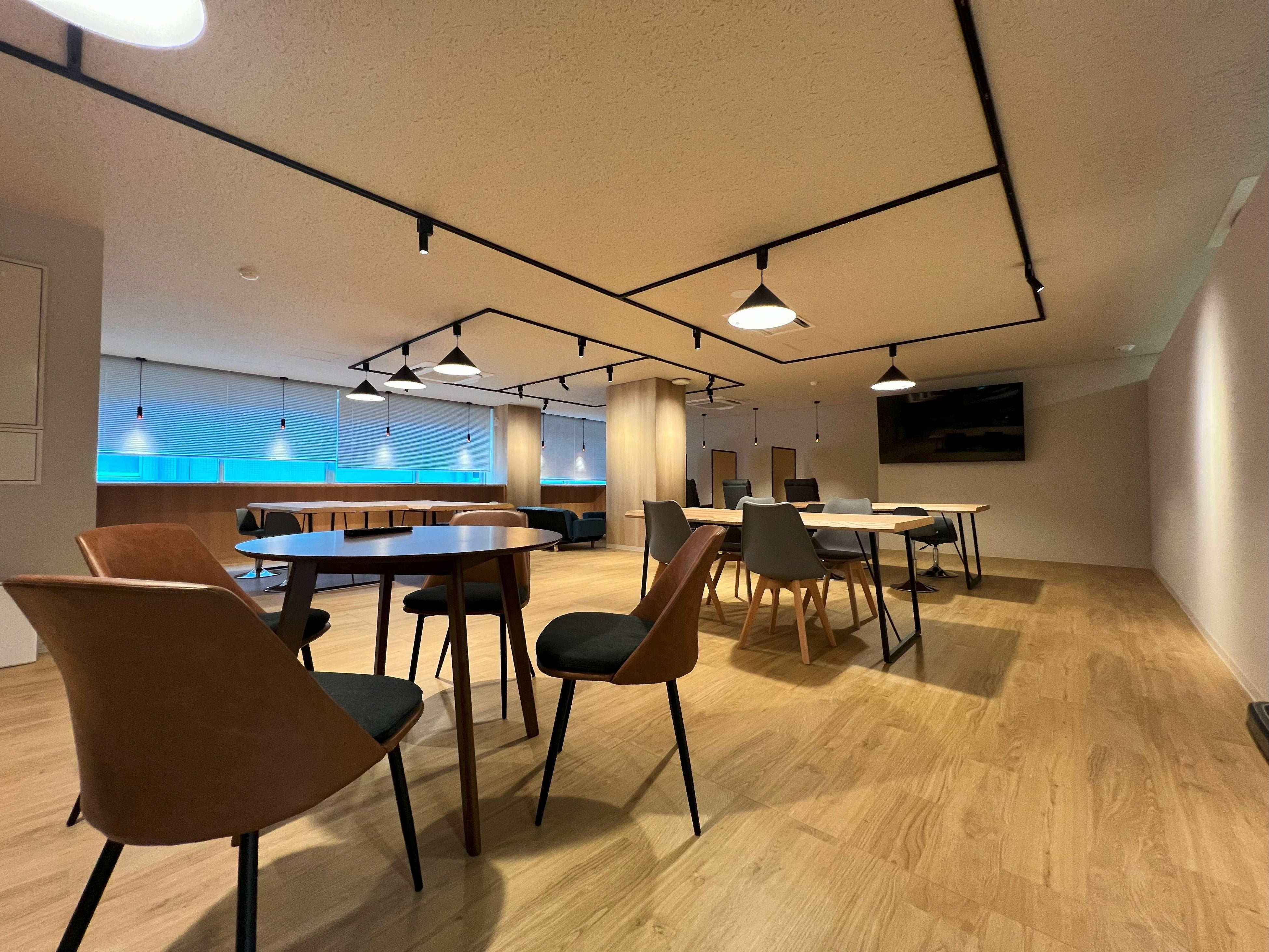 休憩室は温かみのある照明でリラックスできる空間設計