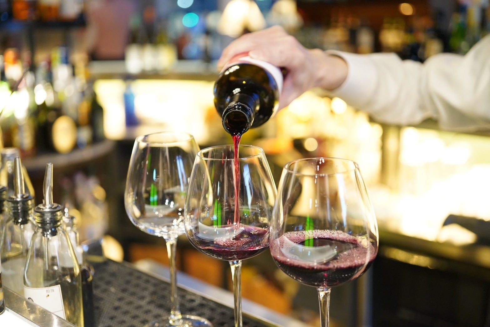 お酒やノンアルコールドリンクをふるまいました。