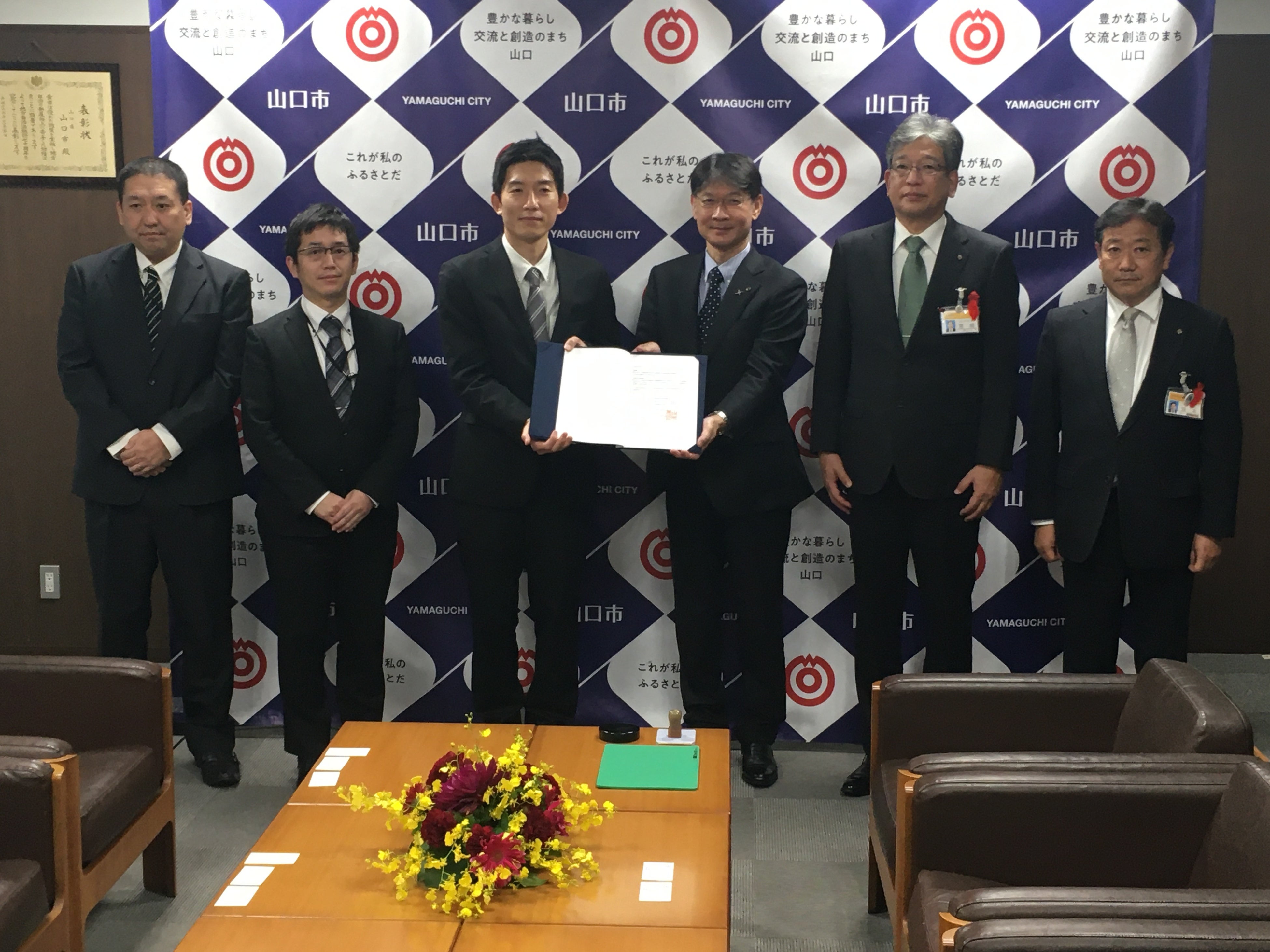 (右から) 山口市防災統括監 坂本様、山口市総務部長 宮崎様、山口市 伊藤市長、山口店 ＳＭ 寺園、山口小郡店 ＳＭ 千葉、山口阿知須店 SM 大佐古 