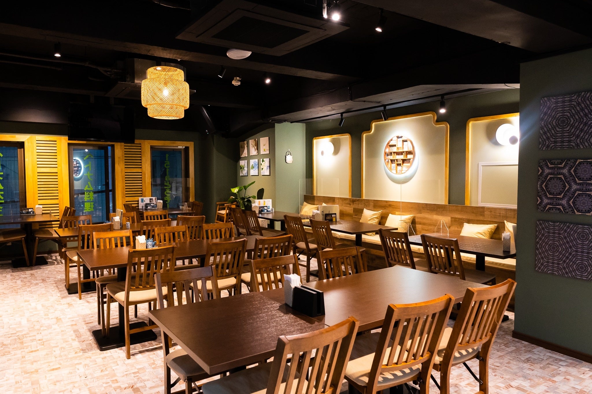 木目調の落ち着いた雰囲気の店内