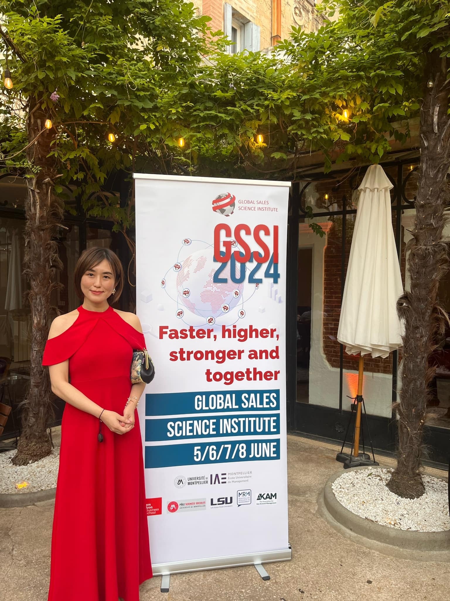 GALA Dinnerに出る谷口。高橋氏をリスペクトし彼女が好む赤のドレスで。