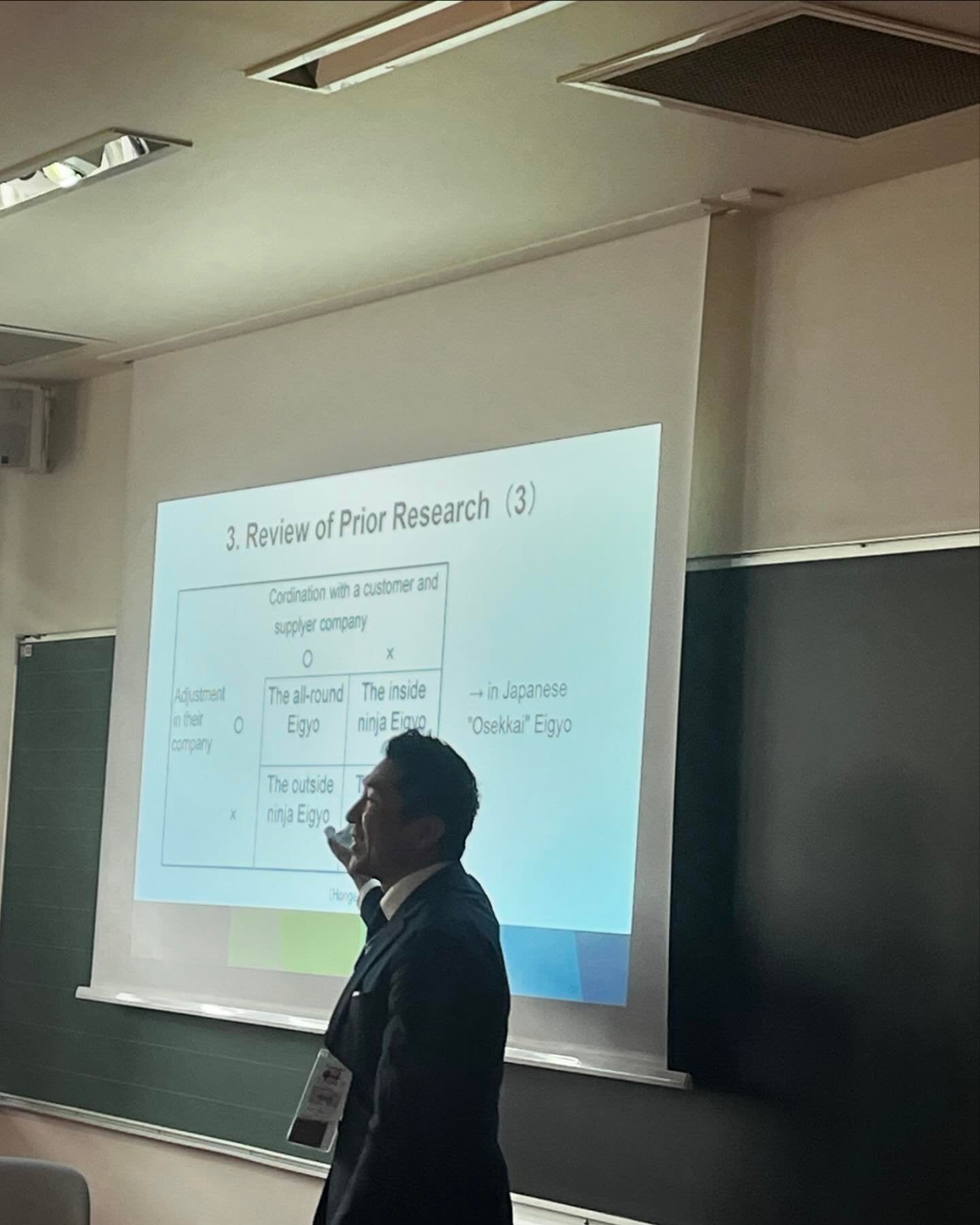 参考文献を丁寧に紹介する本下准教授