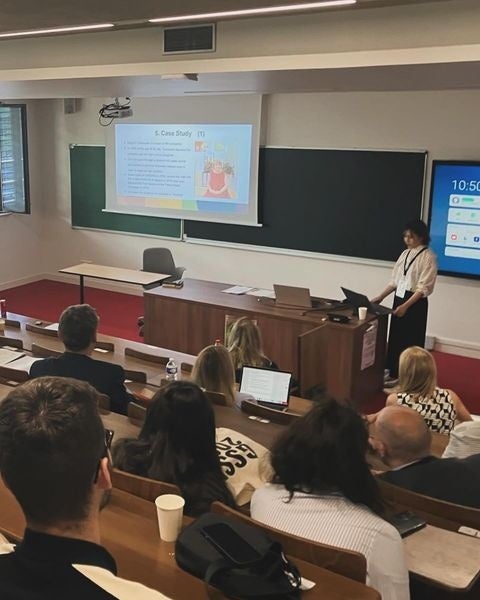 学会発表をする谷口