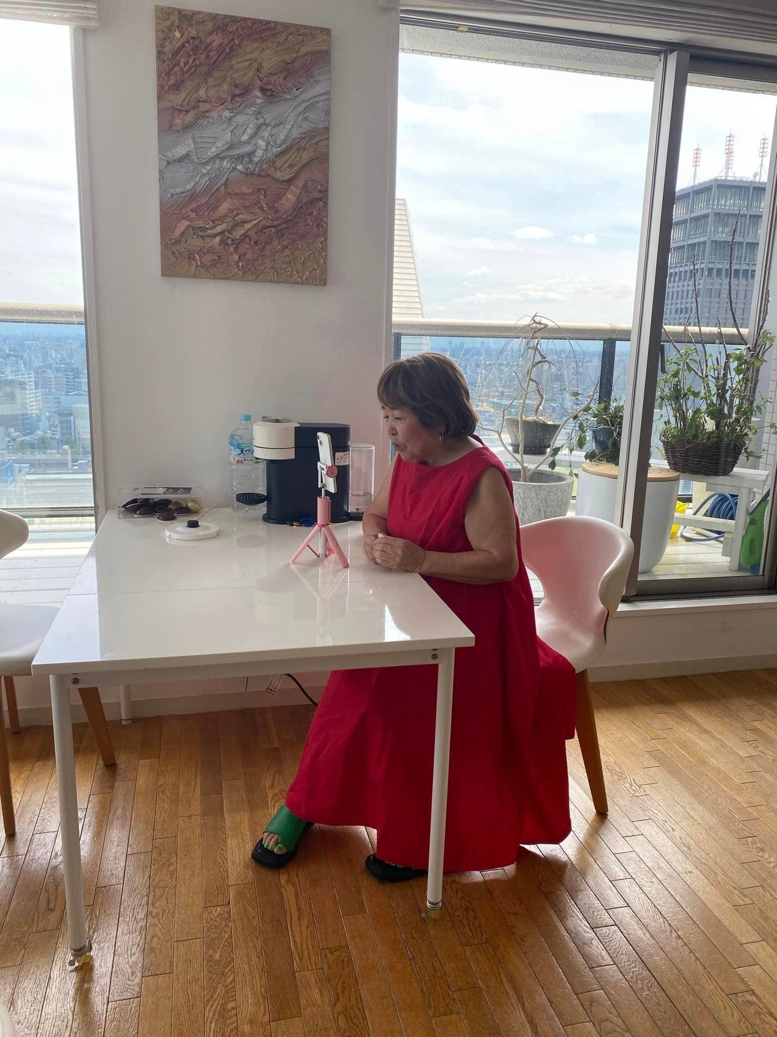 インタビューを受けている高橋氏