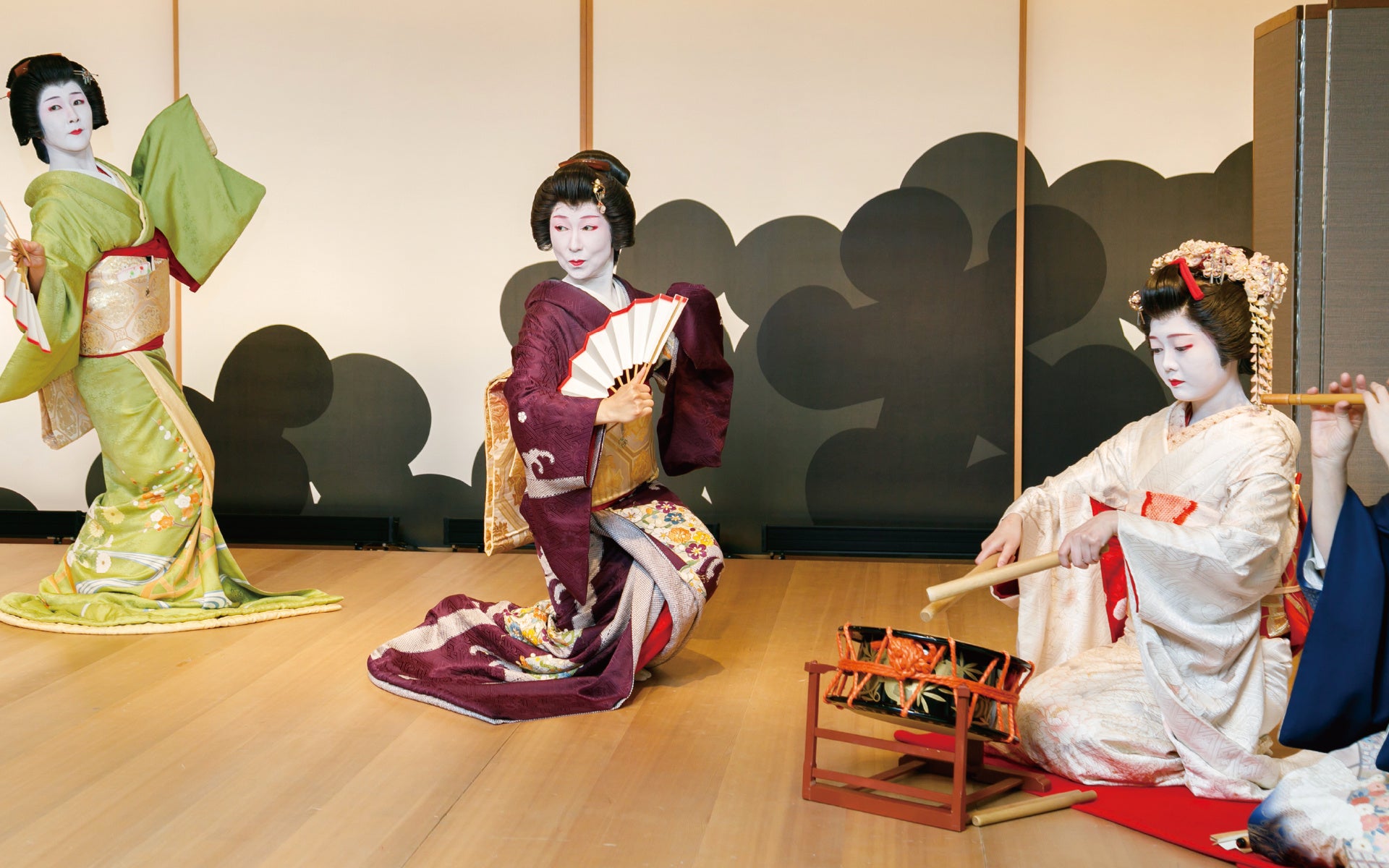 お座敷でしか見ることのできない舞踊と演奏を披露