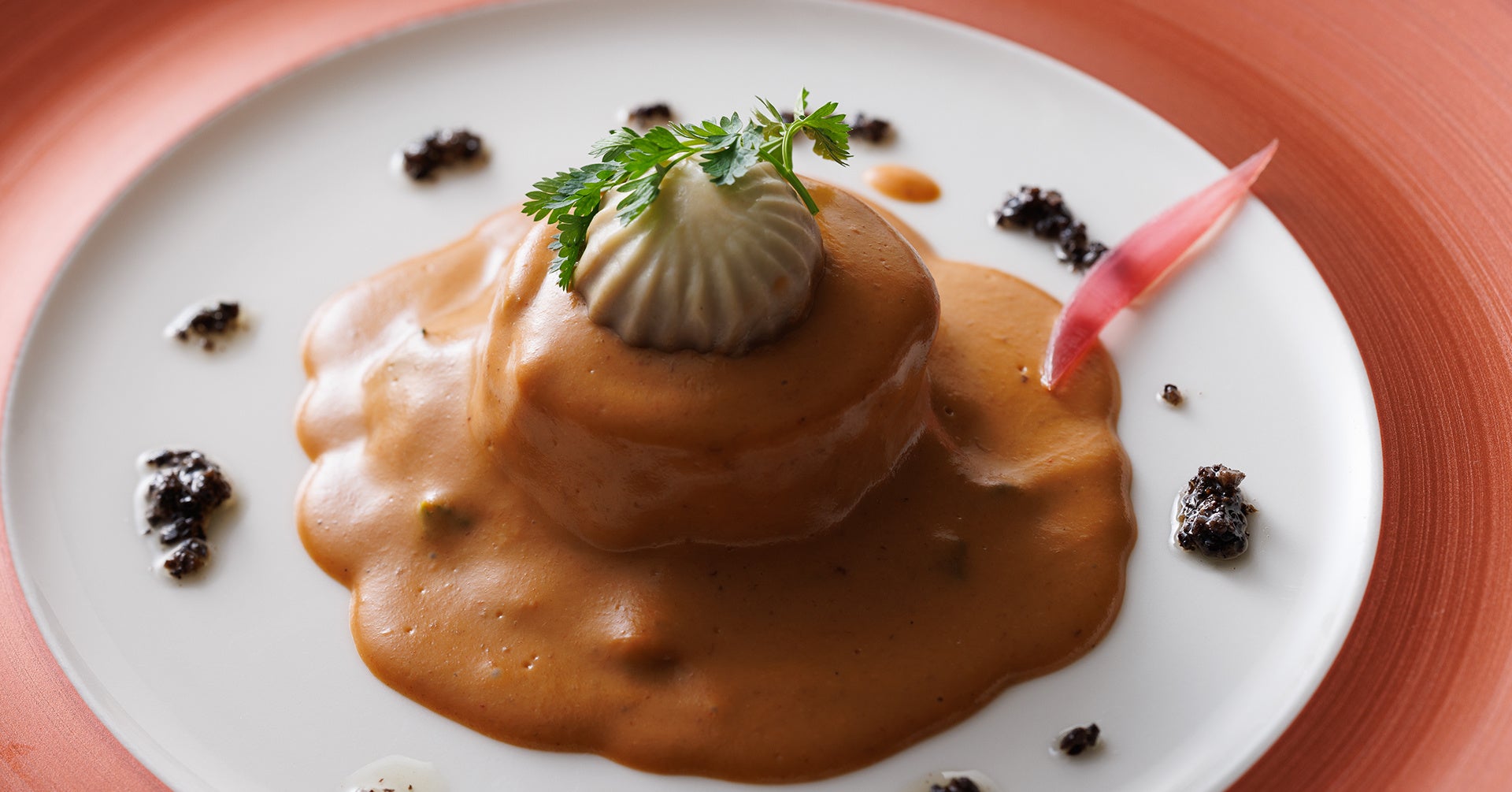 トリュフを挟んだ鶏胸肉にアメリケーヌソースをラケして（ランチ）