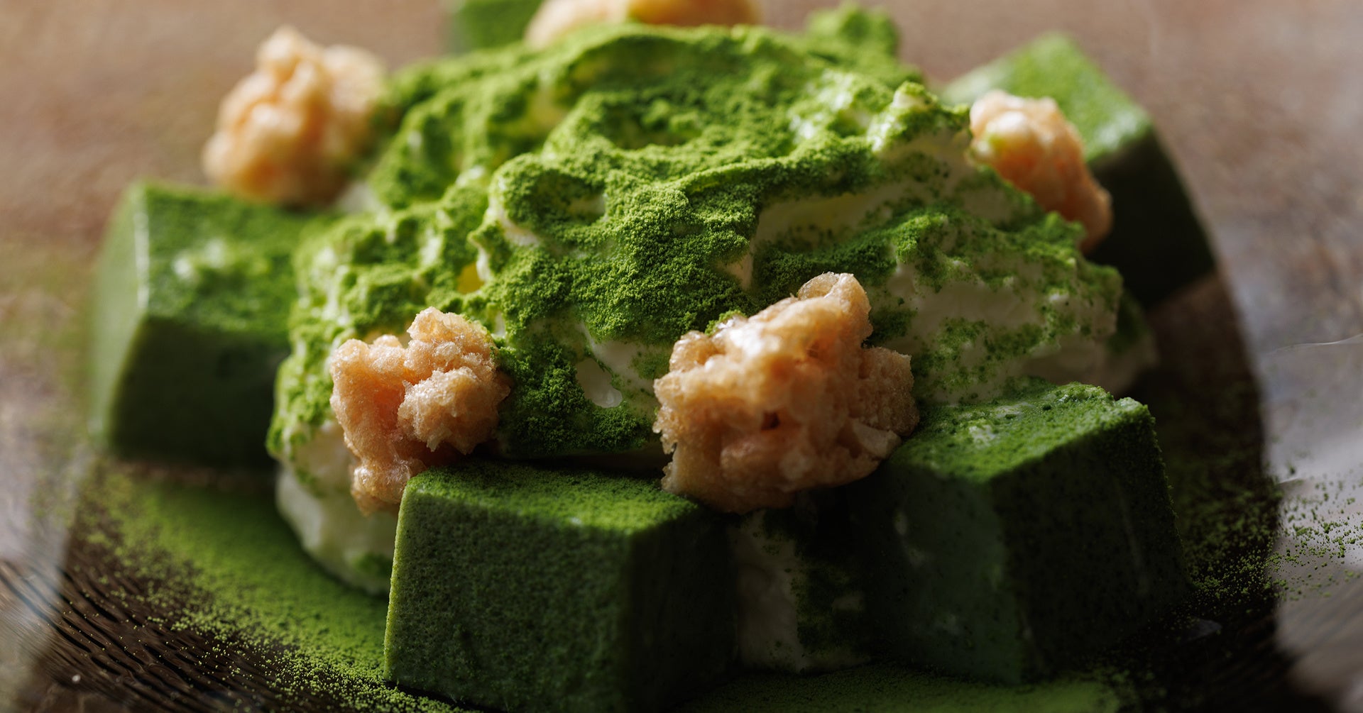 雷おこしのエスプーマ　抹茶のジュレと赤い果実（ランチ・