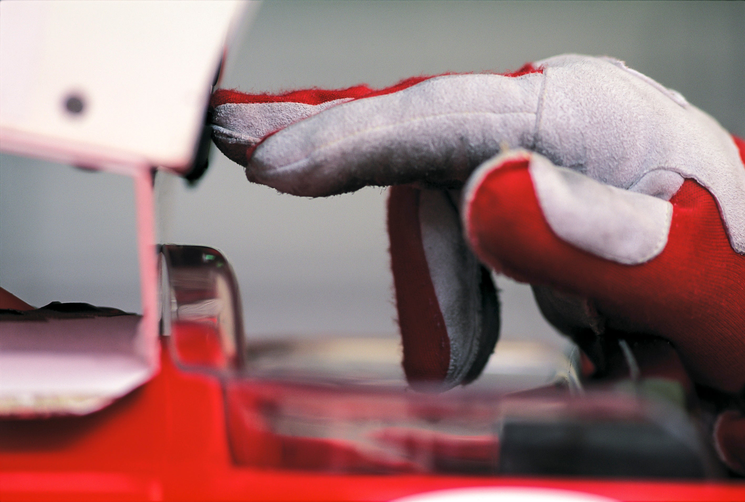 F1で繰り広げられるドラマチックな瞬間を捉えた熱田護氏の写真集