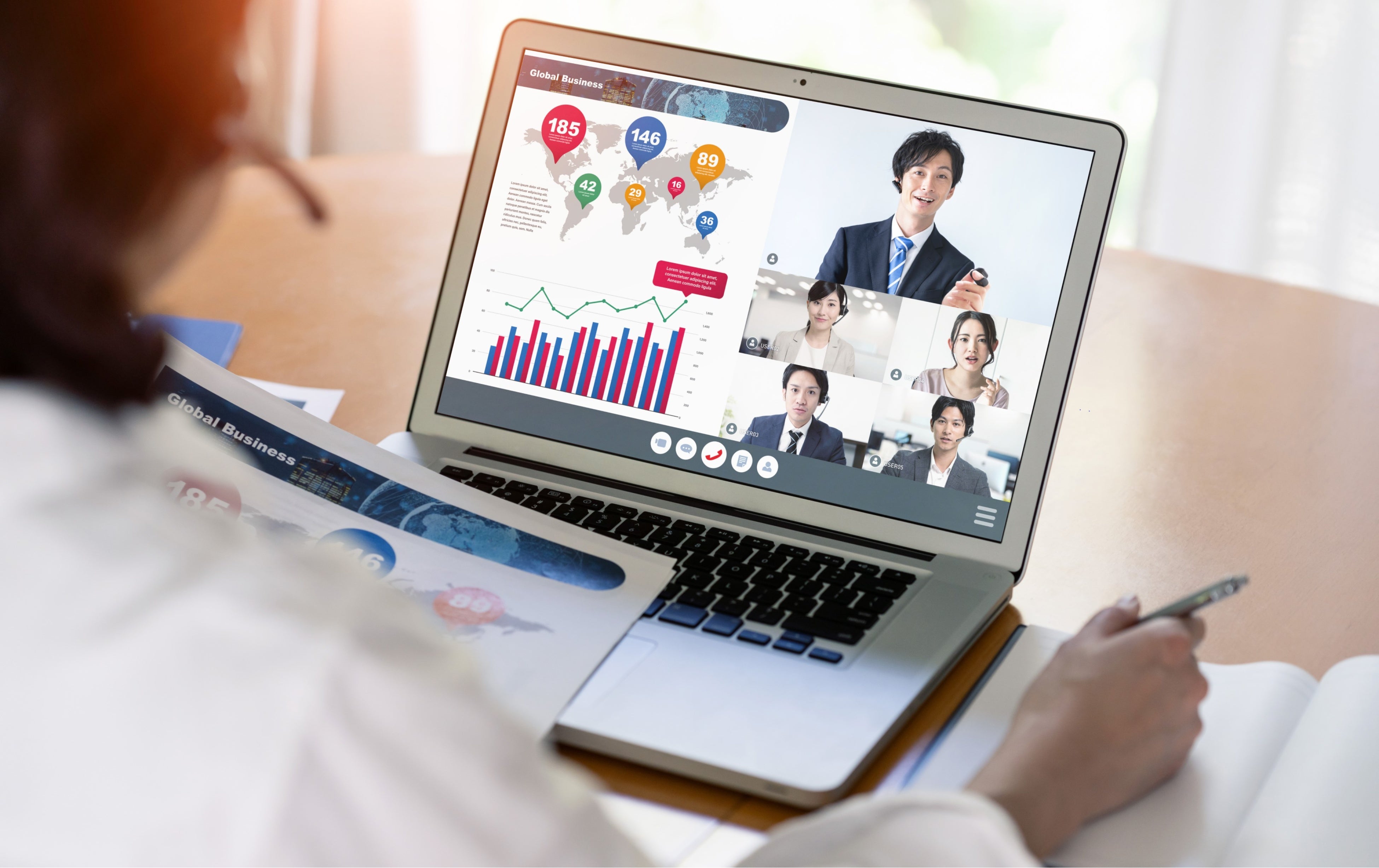 オンライン配信における使用イメージ (PC画面右上の男性が使用)