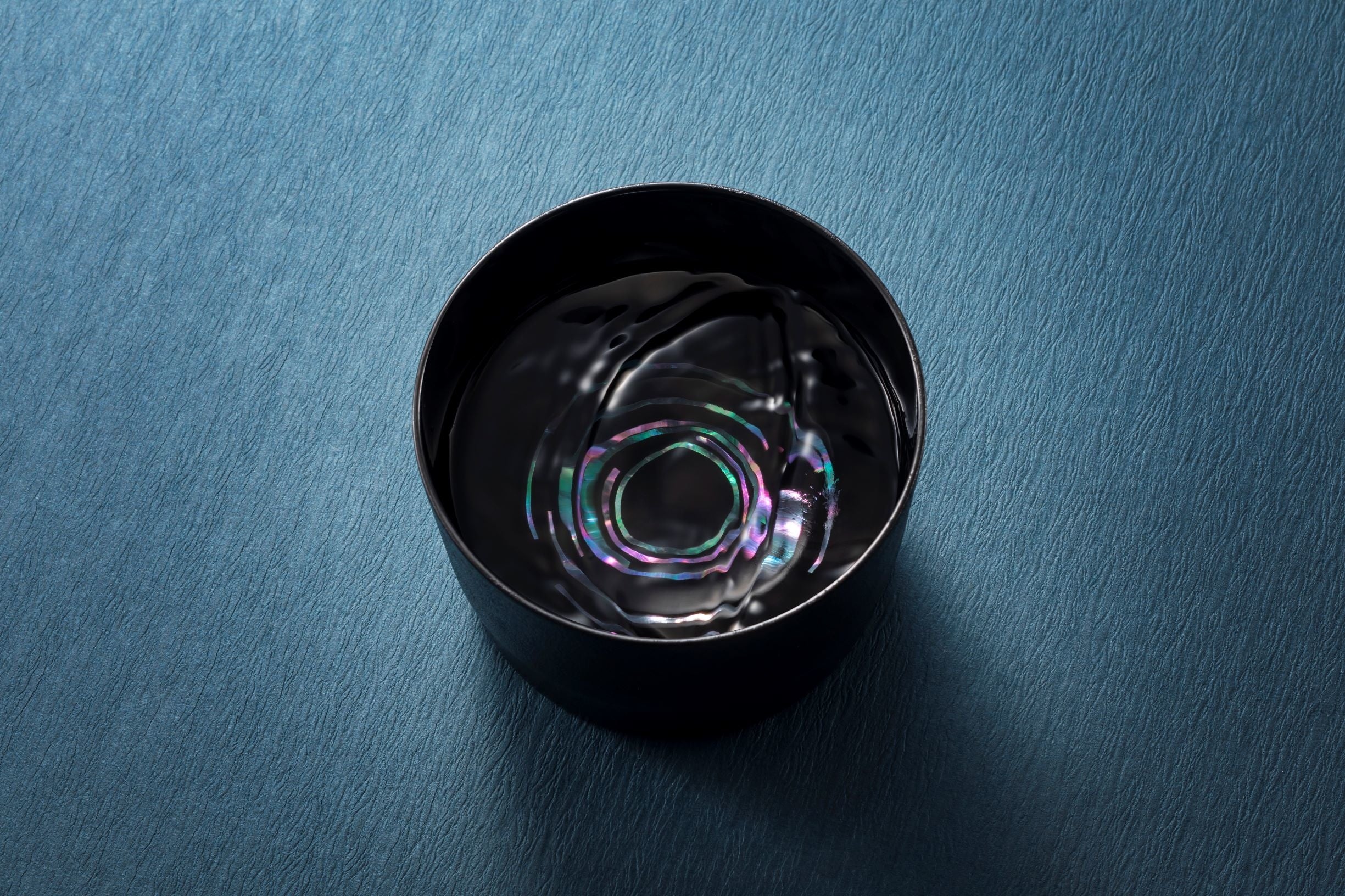 “螺鈿・筒”に飲み物を入れた様子