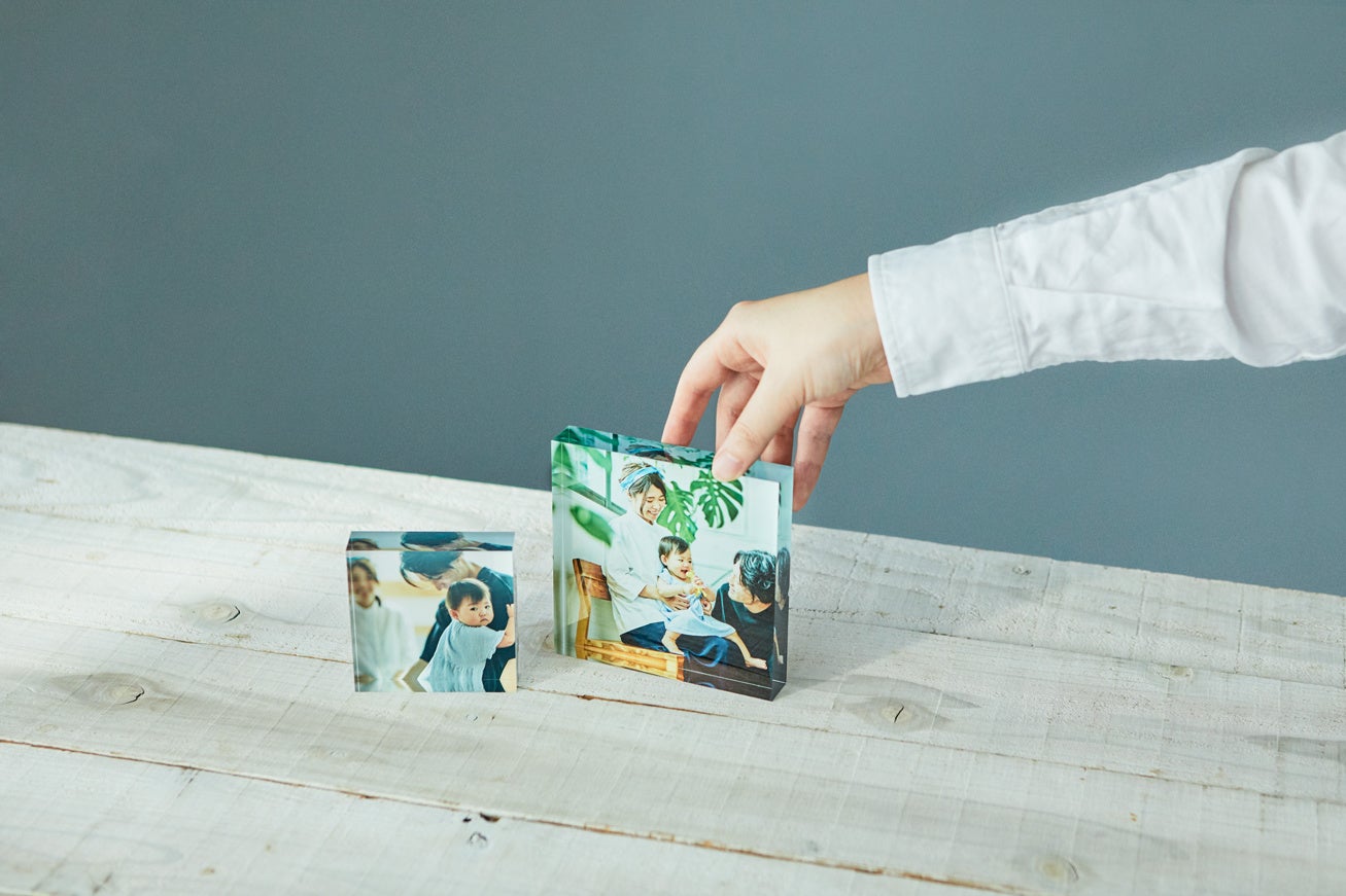 想い出の写真を透明感と立体感のあるアクリルキューブに