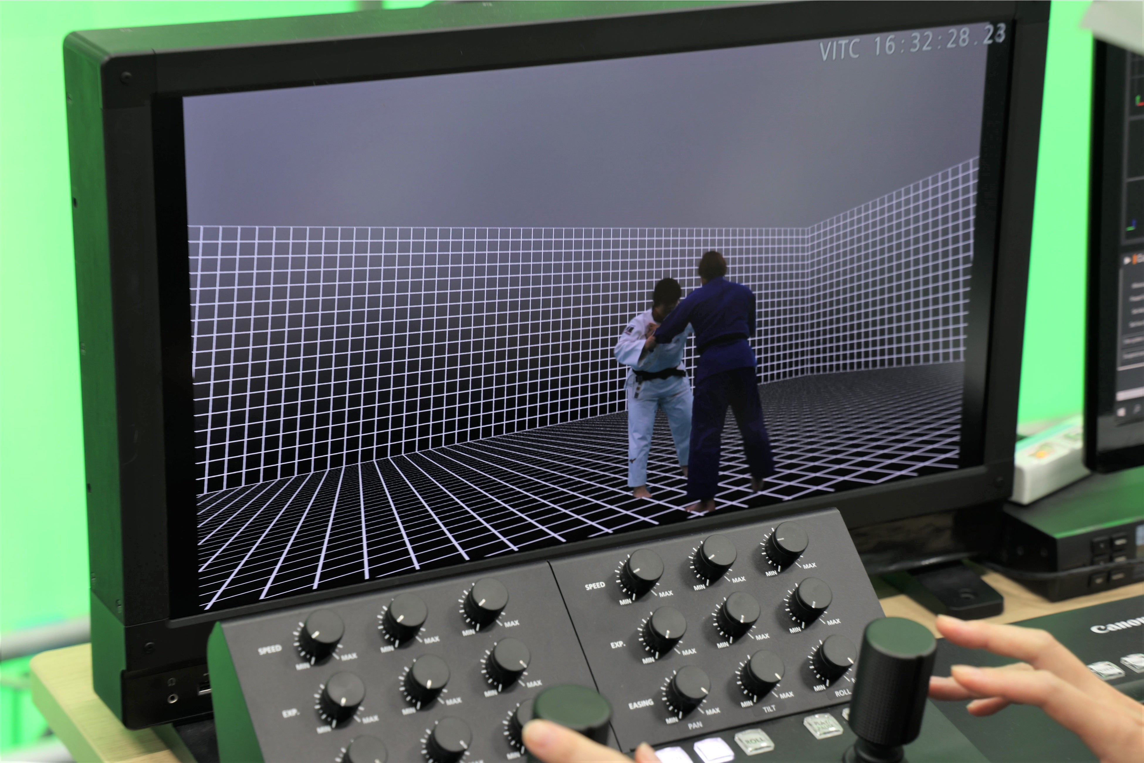 ボリュメトリック映像の制作風景（写真上：撮影シーン　写真下：映像確認の様子）