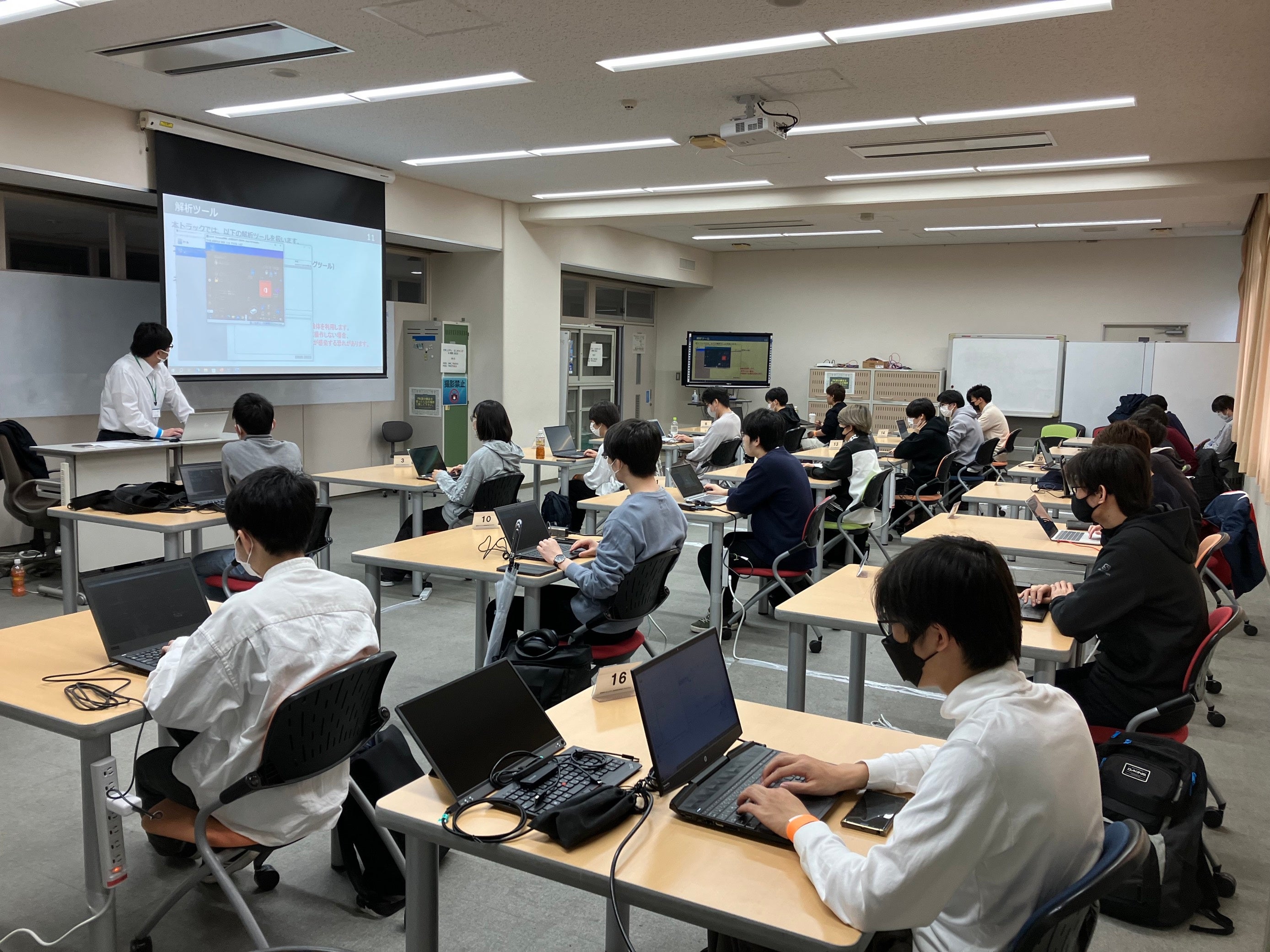 マルウェア解析に関する講義の様子