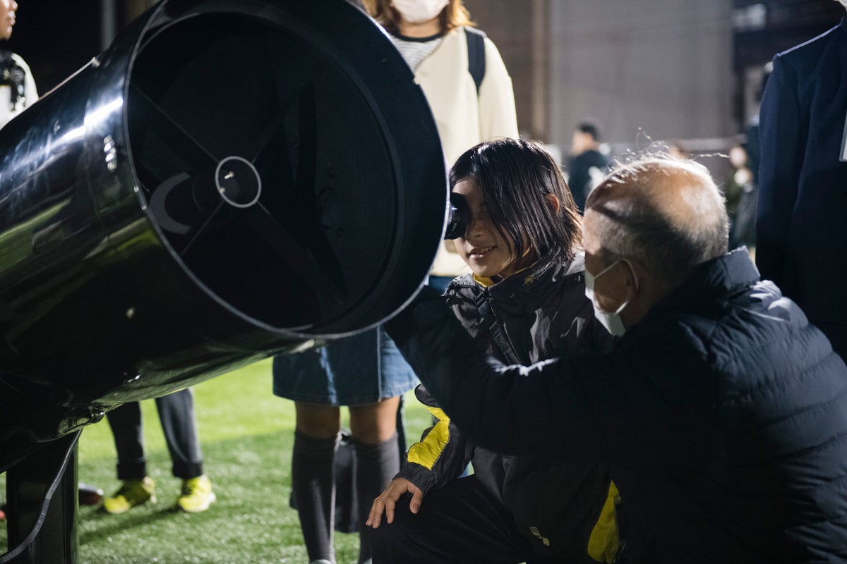 大型望遠鏡の使い方を指導する本校教員