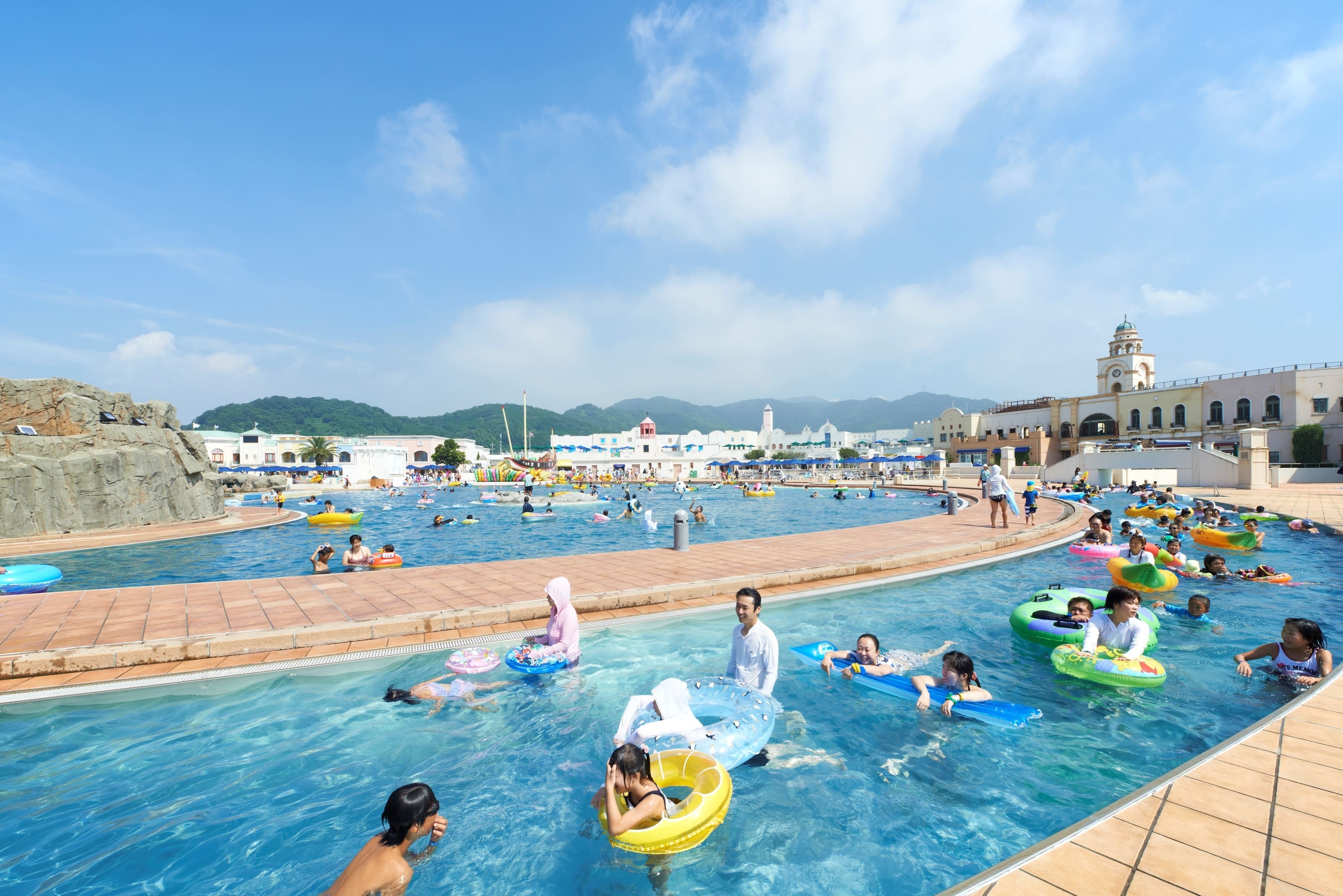 幅広い年齢が楽しめるラグナシア定番の全長230mの流れるプール  「ウロボロスの河」