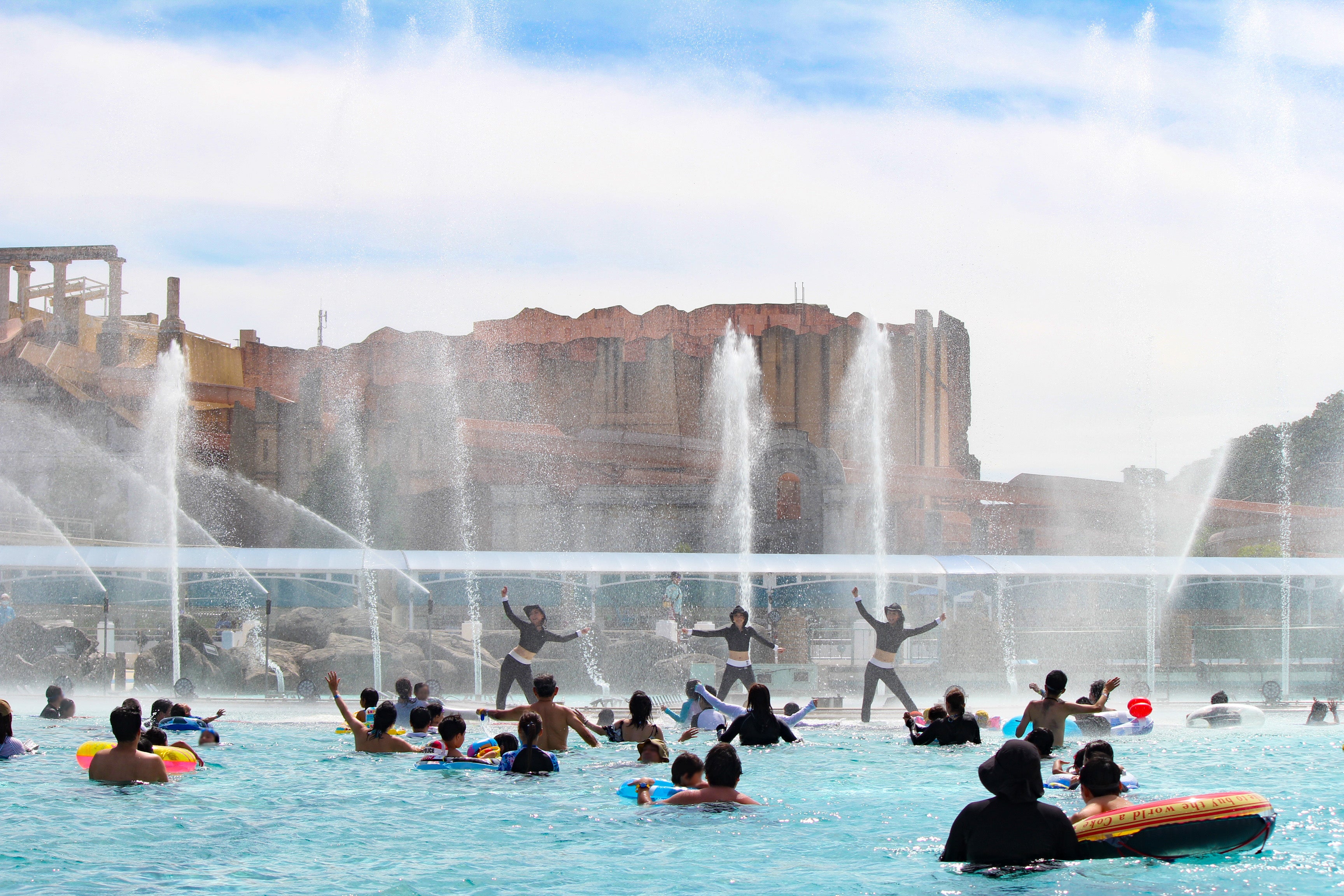 噴水ショーや花火スペクタキュラが間近で見られるセンタープール  「ルナポルト」