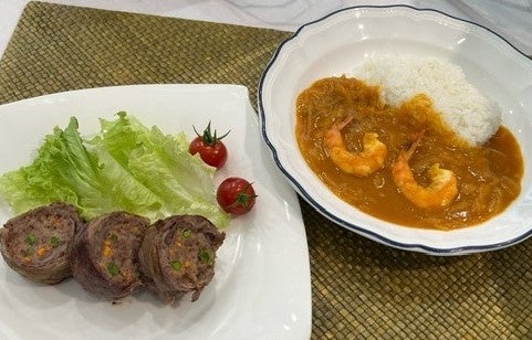 ビーフガランチン（左）とプラウンカレーライス（右）