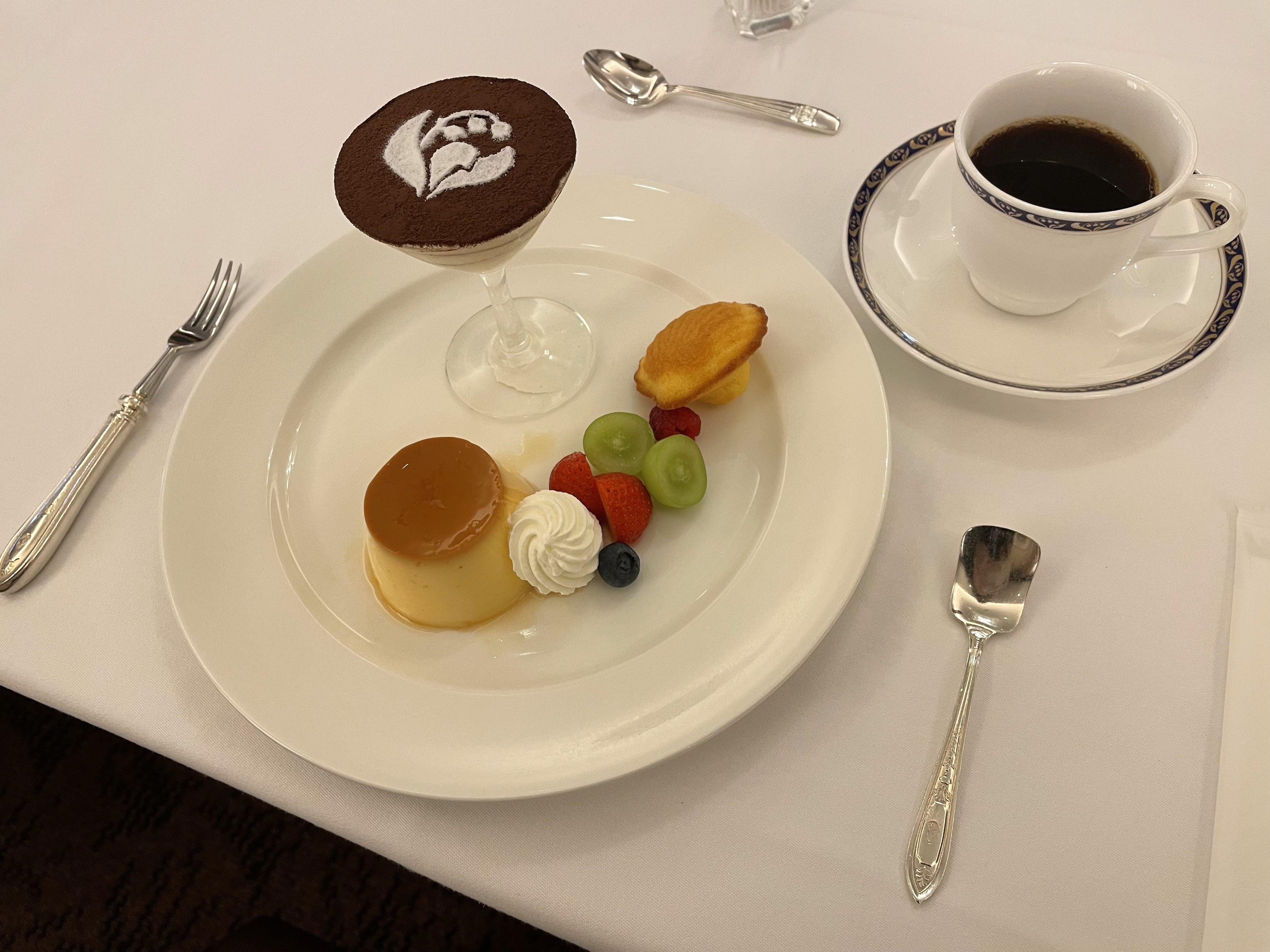 ガスビル食堂で提供したオリジナルデザート。  ティラミスには大阪ガスの意匠すずらんが。