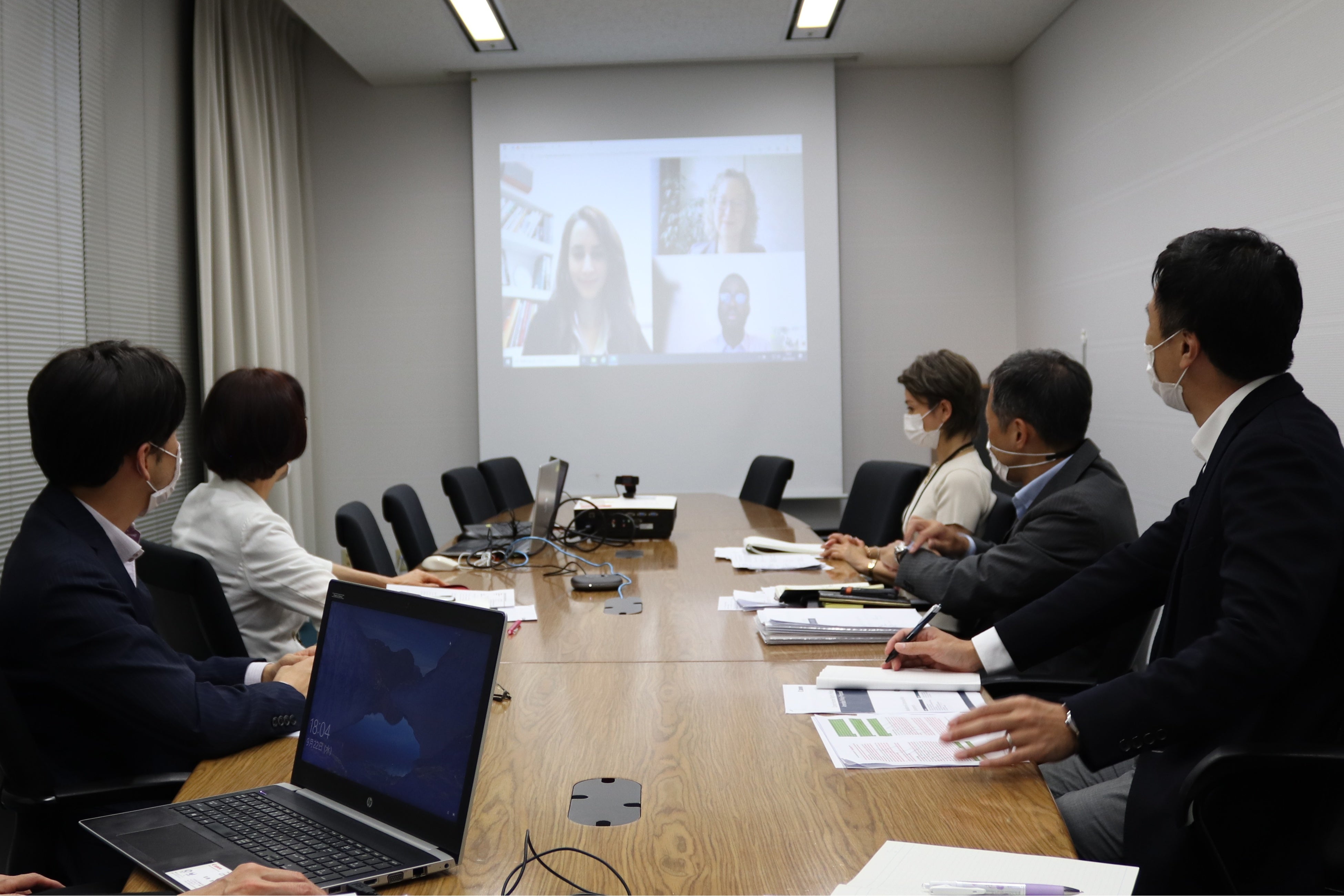 海外のステークホルダーと実施した人権に関するオンラインミーティングの様子