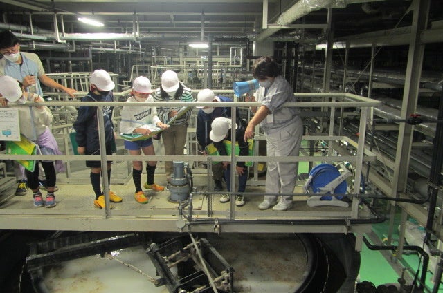 地域の小学生を対象とした水の大切さをテーマにした工場見学の様子