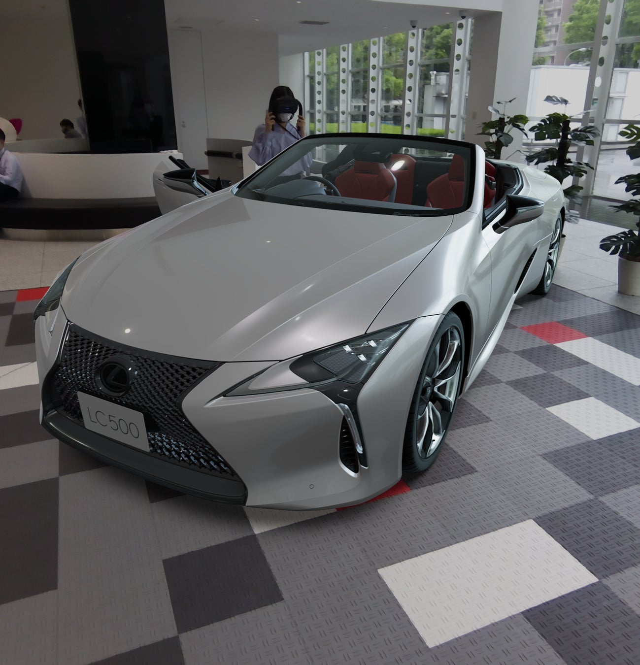 自動車のCGを実寸大で表示するバーチャルショールームデモ