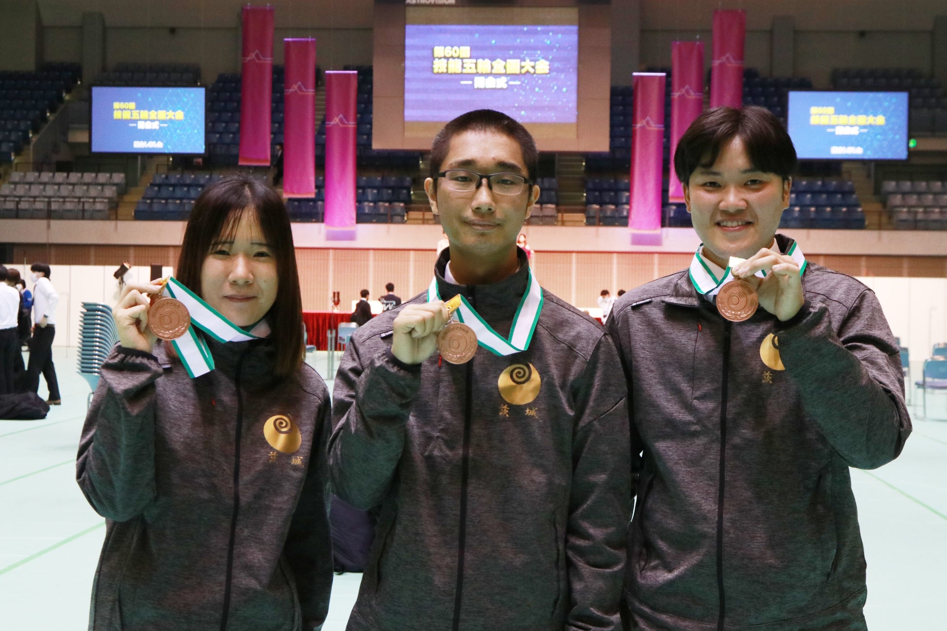 銅メダルを獲得した3選手（左から、武田陽花選手、前田公太選手、甲斐祐紀選手）