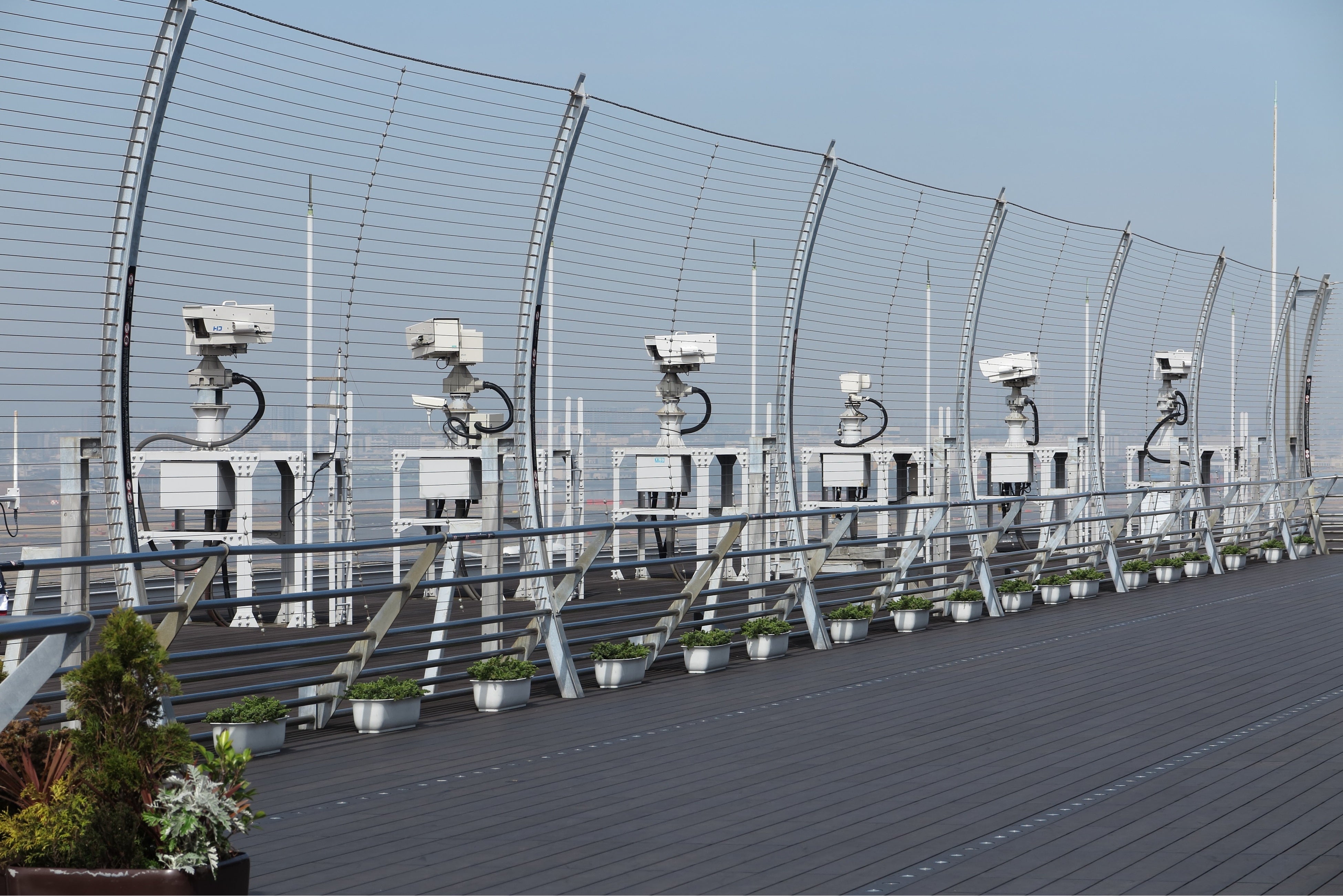 空港に設置されている放送各社のカメラ