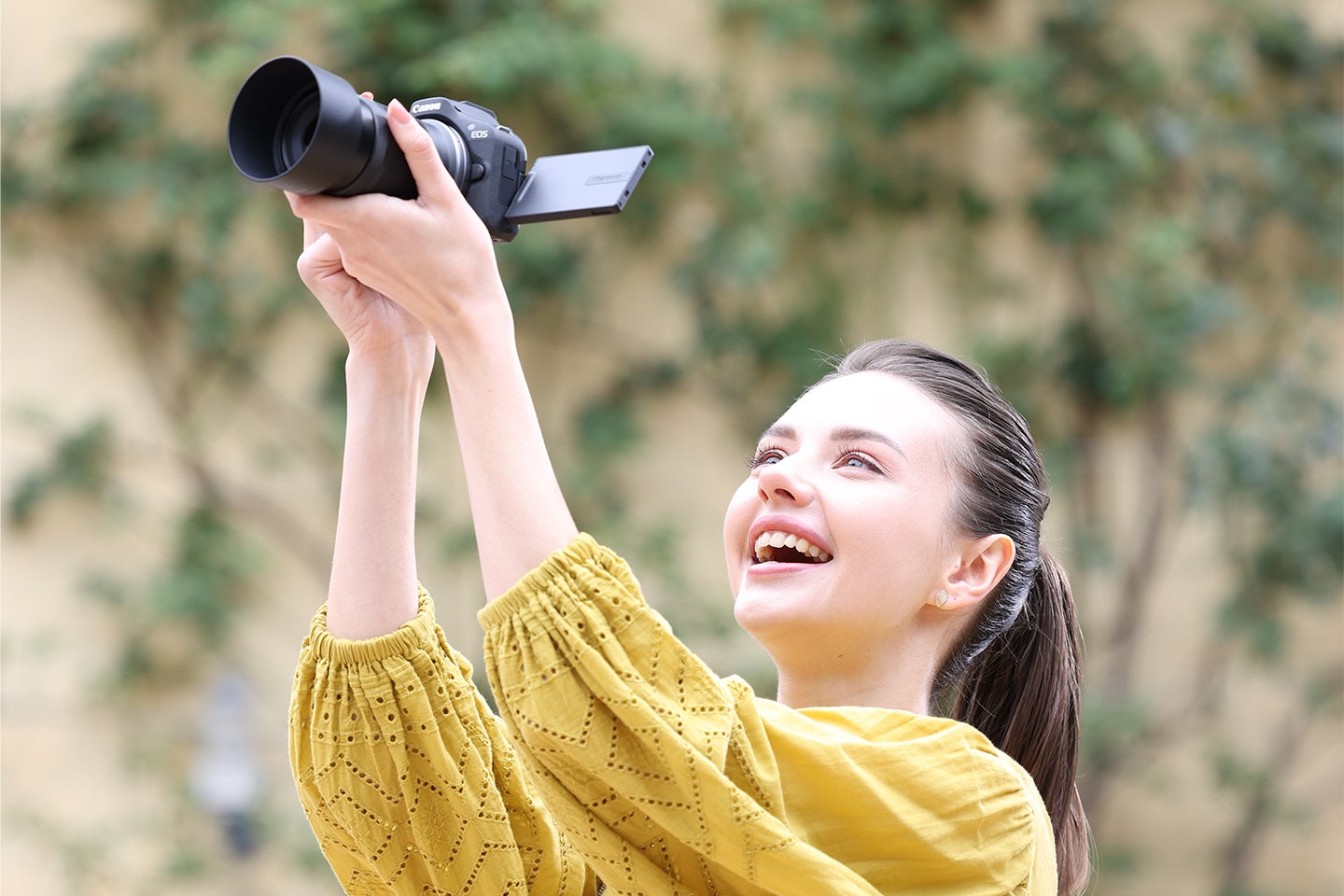 簡単・便利な機能が充実したAPS-Cサイズミラーレスカメラ“EOS R50”と