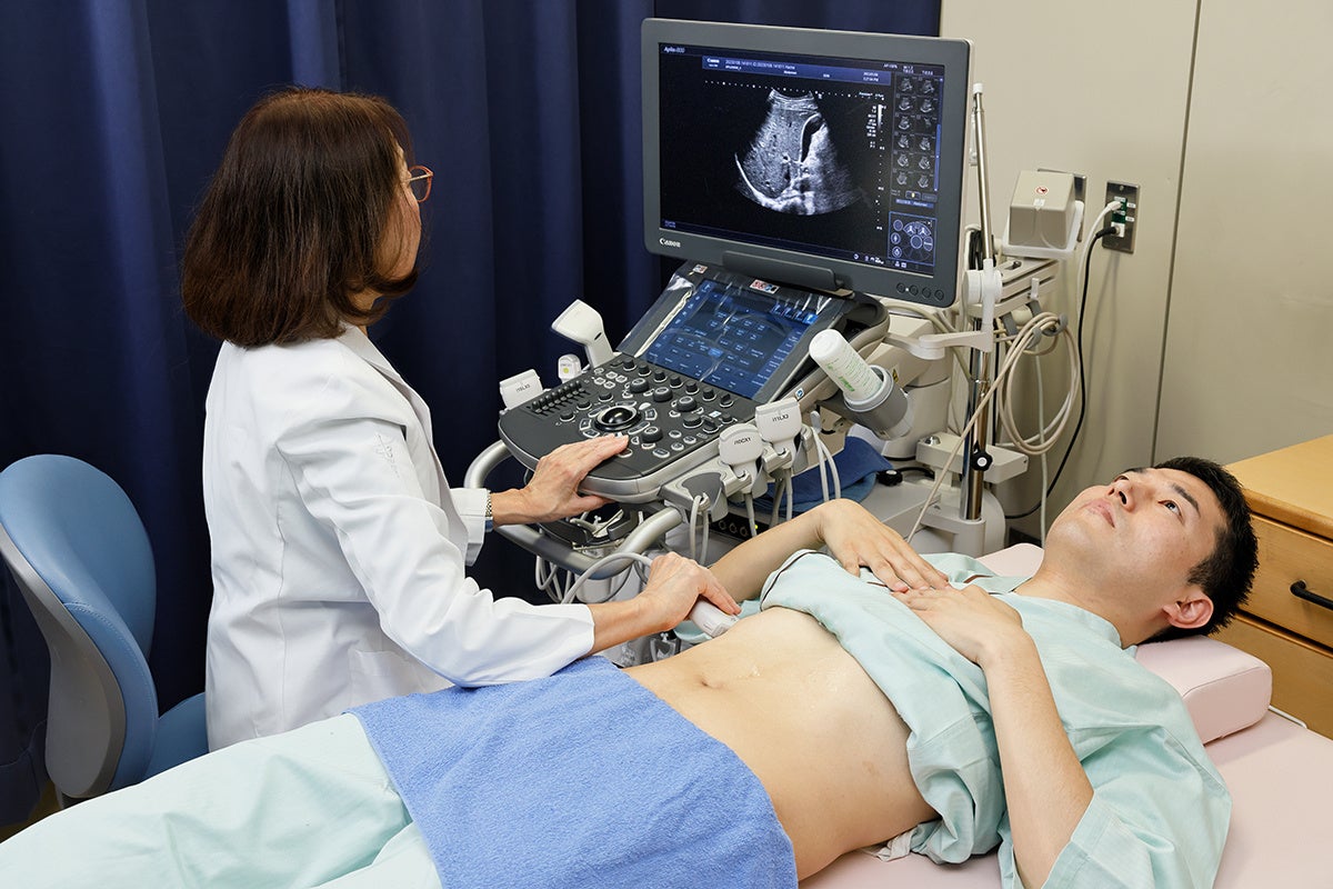 キヤノンの超音波診断装置による診断の様子