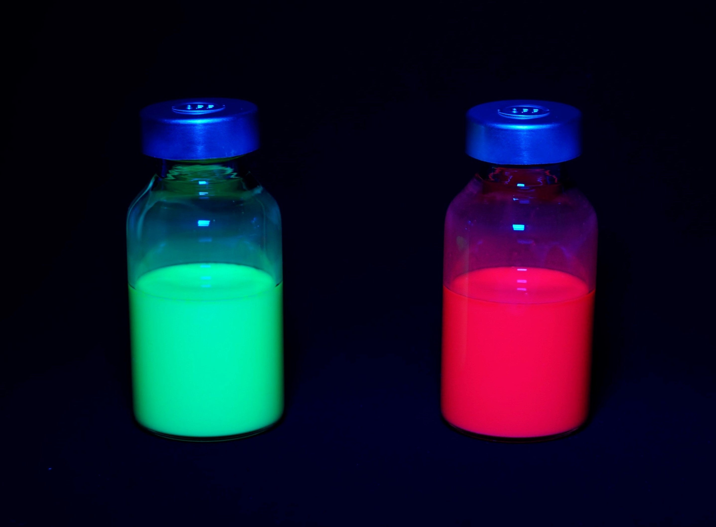 開発したペロブスカイト量子ドットインクが発光している様子