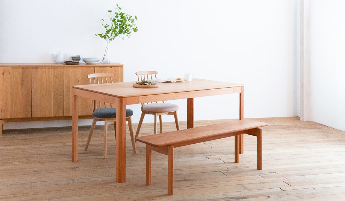 新宿でも多くのお問い合わせをいただいている人気のダイニングテーブルは、オプションとして引き出しや電源タップ収納のカスタムオーダーが可能です。 無垢材の温もりを活かしながら、デザインはスマートに仕上げ、散らかりがちなダイニングをすっきりと整えます。