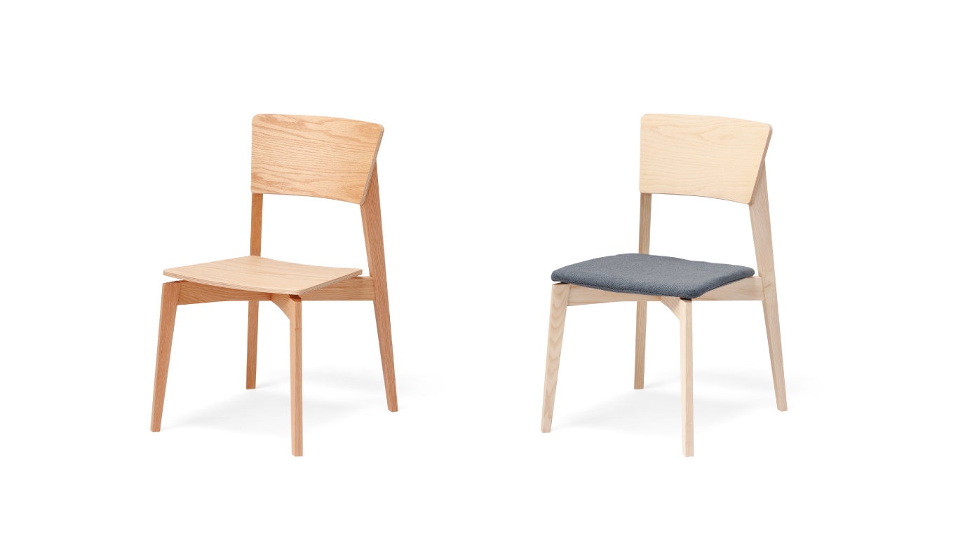 平田椅子製作所の新作「STRATO」はスタッキングできるすっきりとしたフォルム。木で仕上げた軽快なチェアです。 座面には専用のクッション入りカバーが取付け可能で、脱着も容易な仕様。長時間座って作業したい時などには、気軽に座り心地をアップグレードできます。