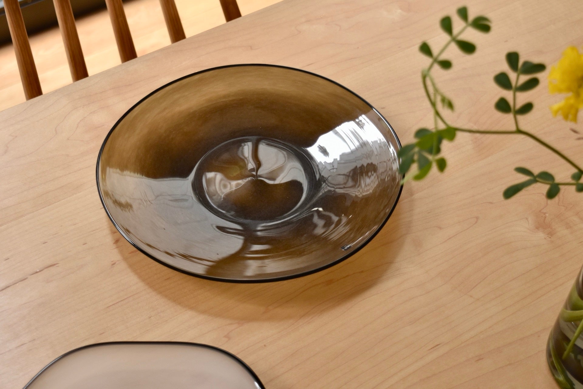 大阪と和歌山に工房を構えるfrescoのガラスプレート。 ガラスを巻き取るところから成形・仕上げまで、何度も窯と加工場を行き来しながら制作の全工程を行います。 ひとつひとつのものづくりに責任を持つ姿勢は詰まった器は、使う人に豊かな感情をお届けします。