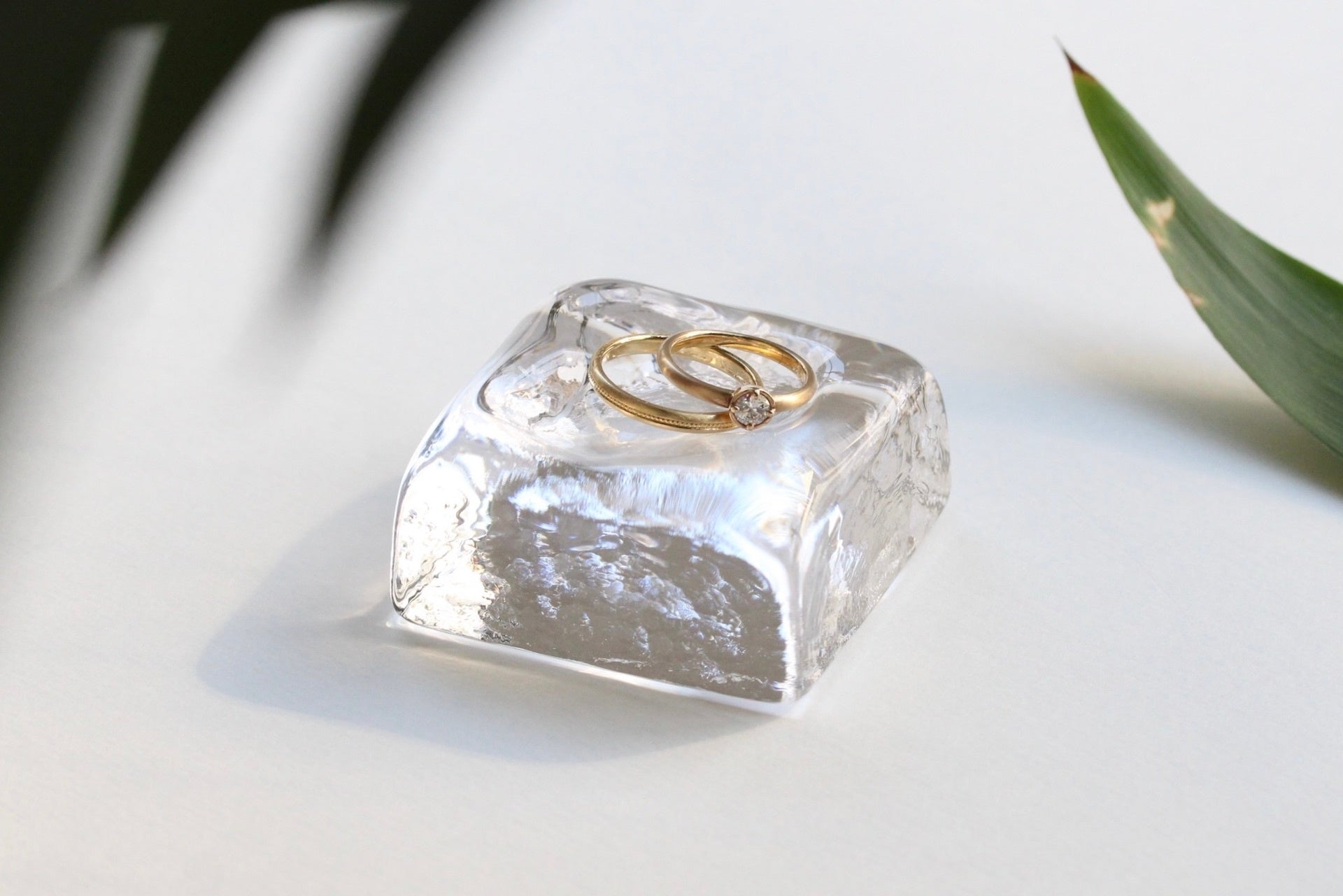 ガラスの煌めきがジュエリーを引き立てる、リングピロー。 オーダーメイド結婚指輪工房 ith 名古屋 栄アトリエ の上階に位置するWELLでは、アクセサリートレー等のアイテムもご提案します。