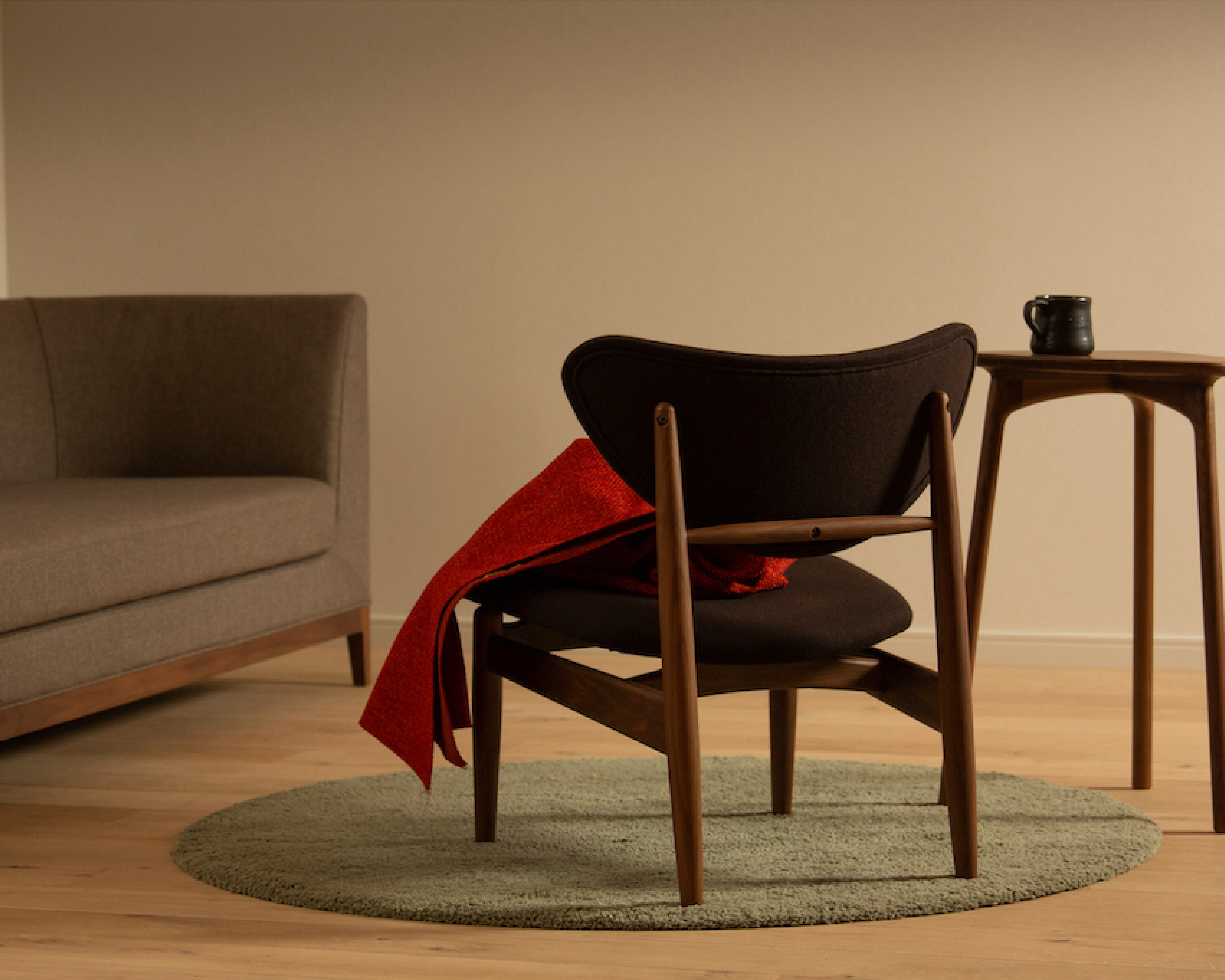 包み込むような背のデザインが特徴のラウンジチェア。ゆったりと広い座面は着座姿勢を変えやすいことから長時間座っても疲れにくく、リラックスタイムにも最適です。