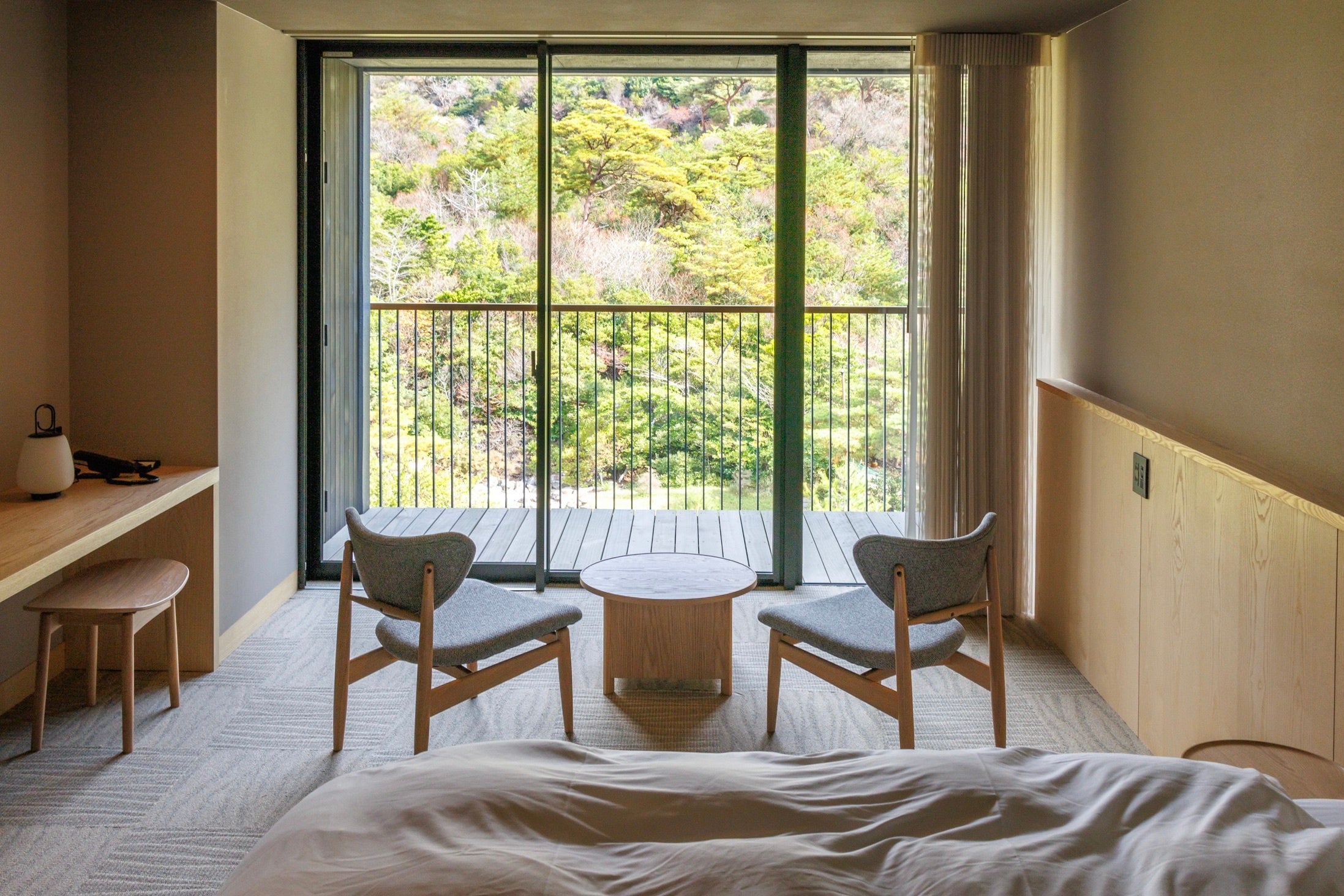 ゆったりと広い座面と背面が特徴のラウンジチェア“PISOLINO”。落ち着いたグレーのファブリックと明るい樹種の組み合わせが、リラックスできる空間へ導きます。