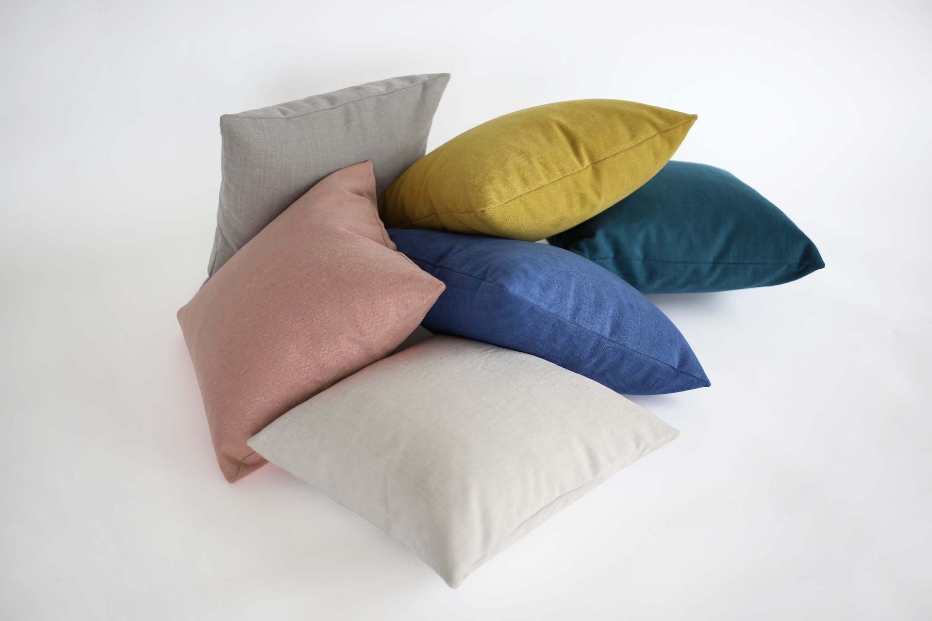 併せてご案内する “Arm Suport Cushion”は、肘を置いたり、背中に入れたりと細かな調整をしていただけます。