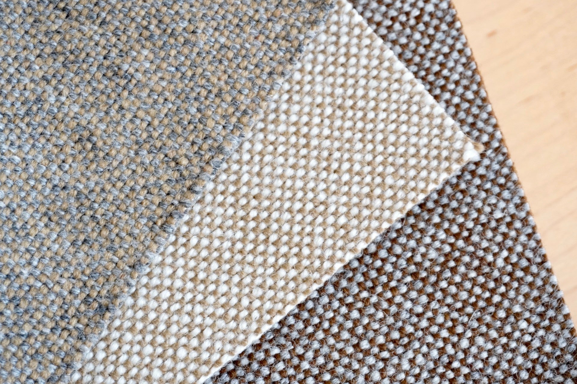 Kvadratの定番生地“Hallingdal 65”。ウールの素材感を活かした、シンプルながらも奥行きのある表情が魅力です。摩擦にも強く、長くお使いいただける上質なファブリックです。