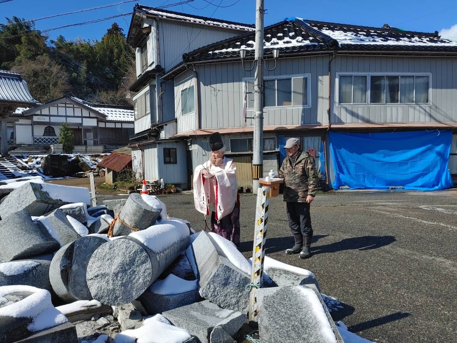 あばれ祭で重要な役割を担ってきた御旅所鳥居の御祈祷をする当社宮司