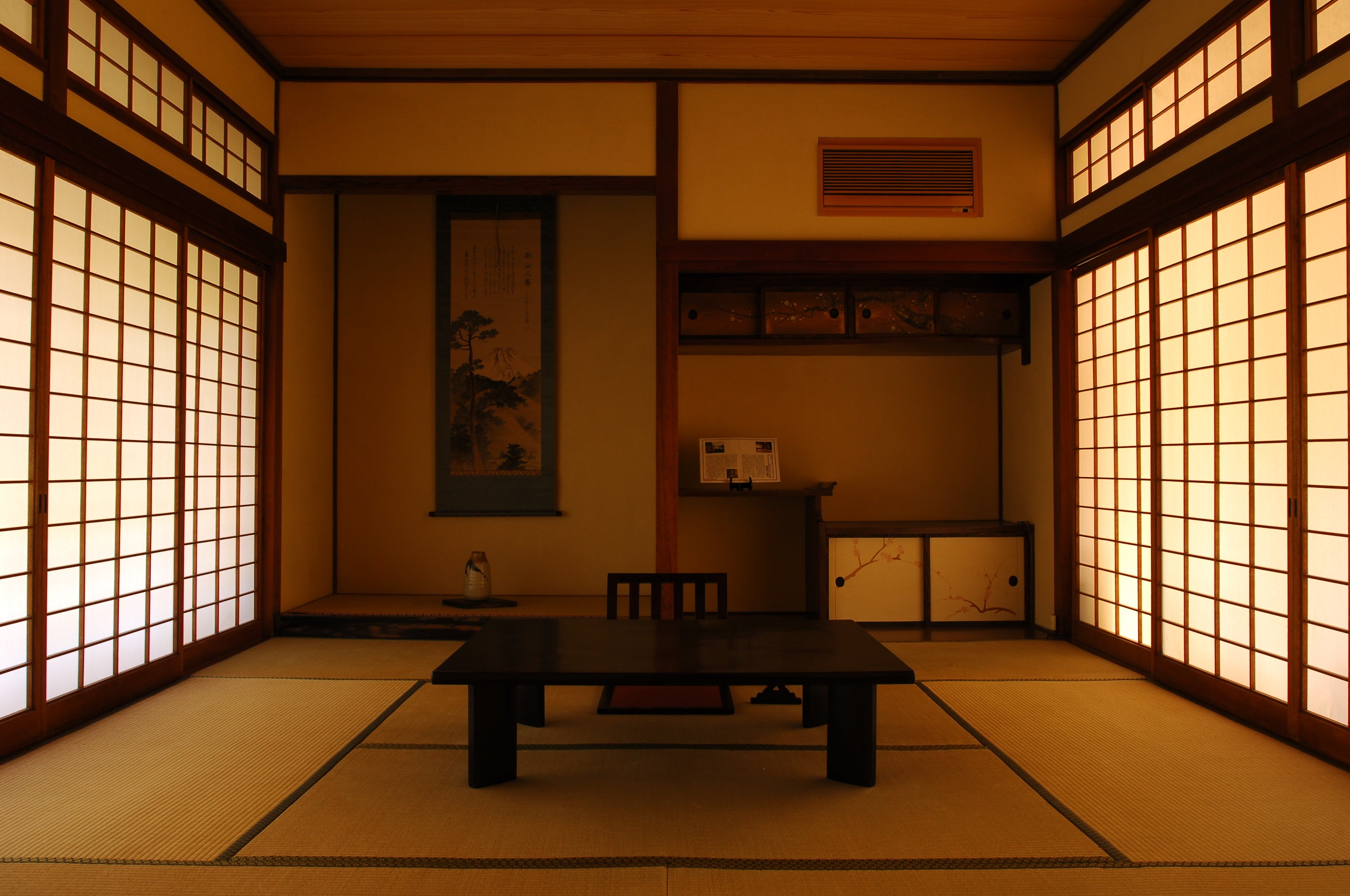 文豪夏目漱石がご静養されたお部屋「梅の間」。 伝統の香りを今に伝え、ありし日の面影を大切にあたためてまいりました。 現在は「漱石の間」として親しまれています。