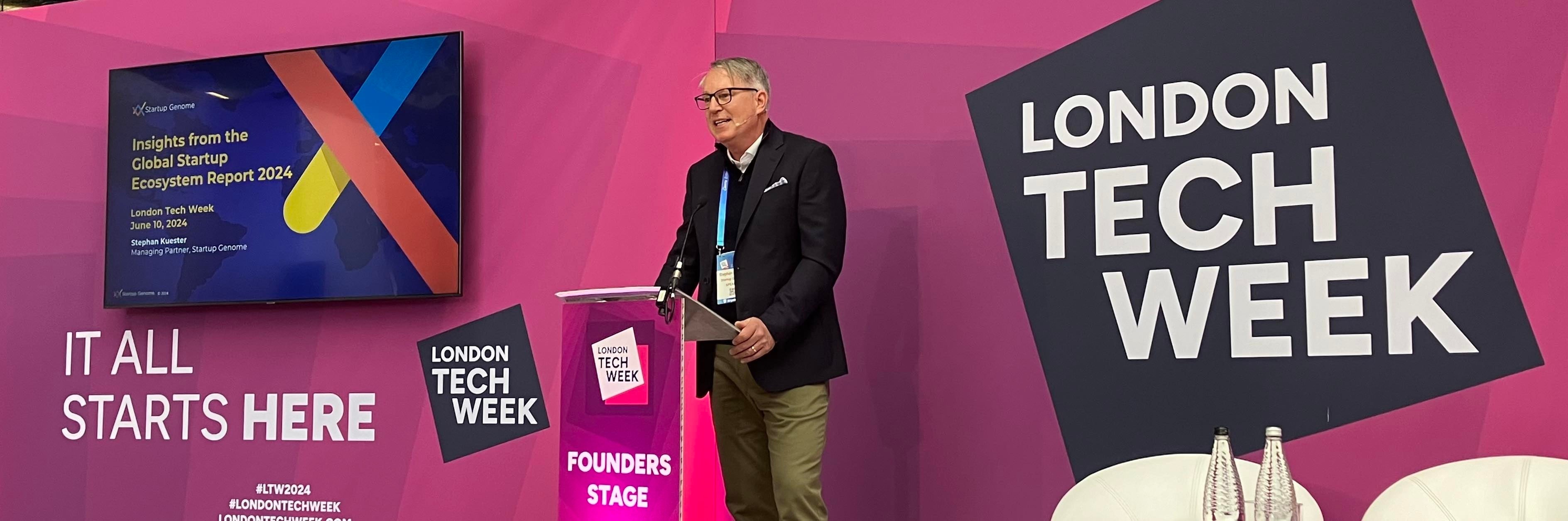 LONDON TECH WEEKにてGSER24を発表中のStartup Genome のマネージングパートナー　ステファン・クシナー
