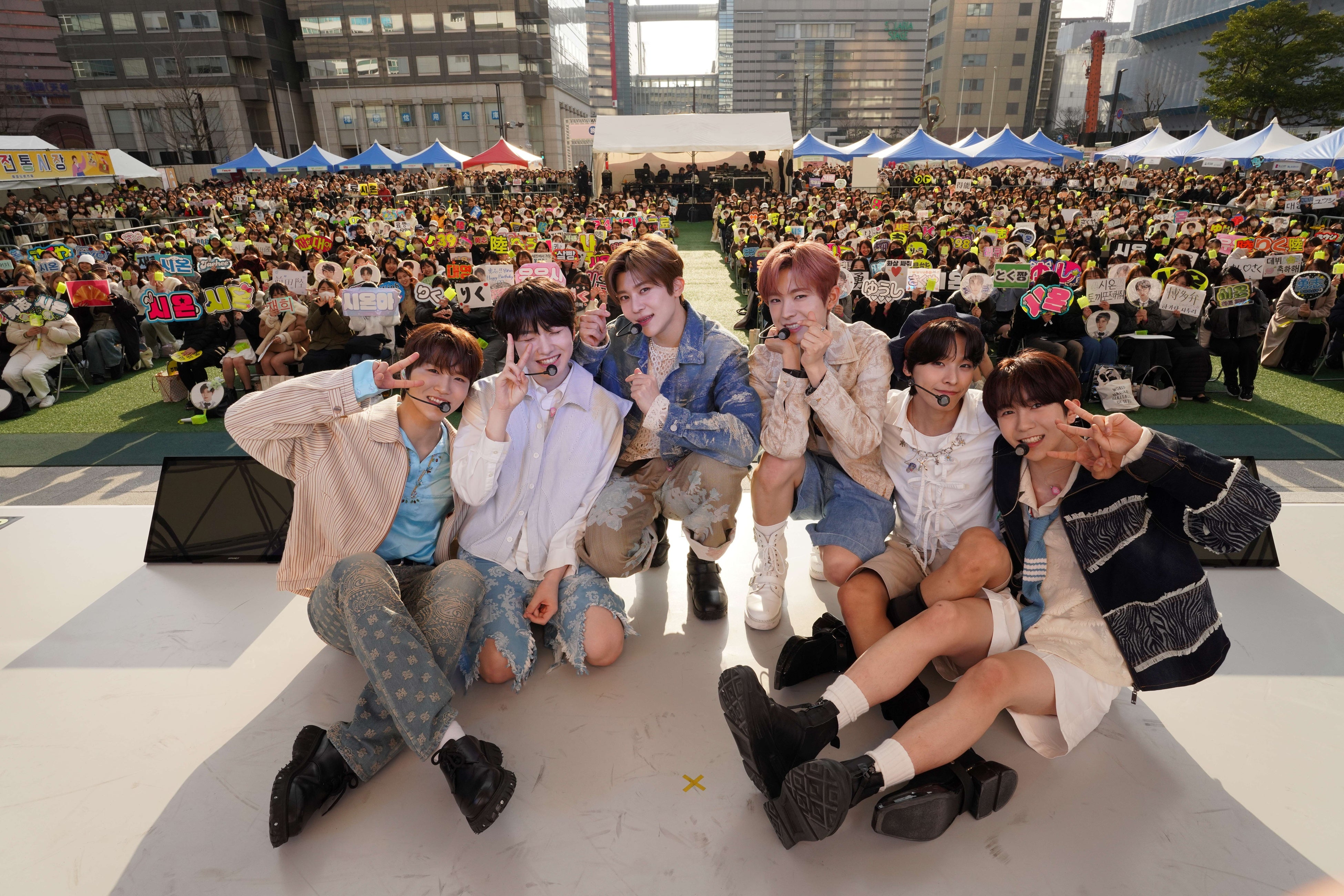 NCT WISH韓国観光トークショー＆ミニライブ（ステージ最後には記念撮影も。「NCT WISH＆シズニ～～！！」）