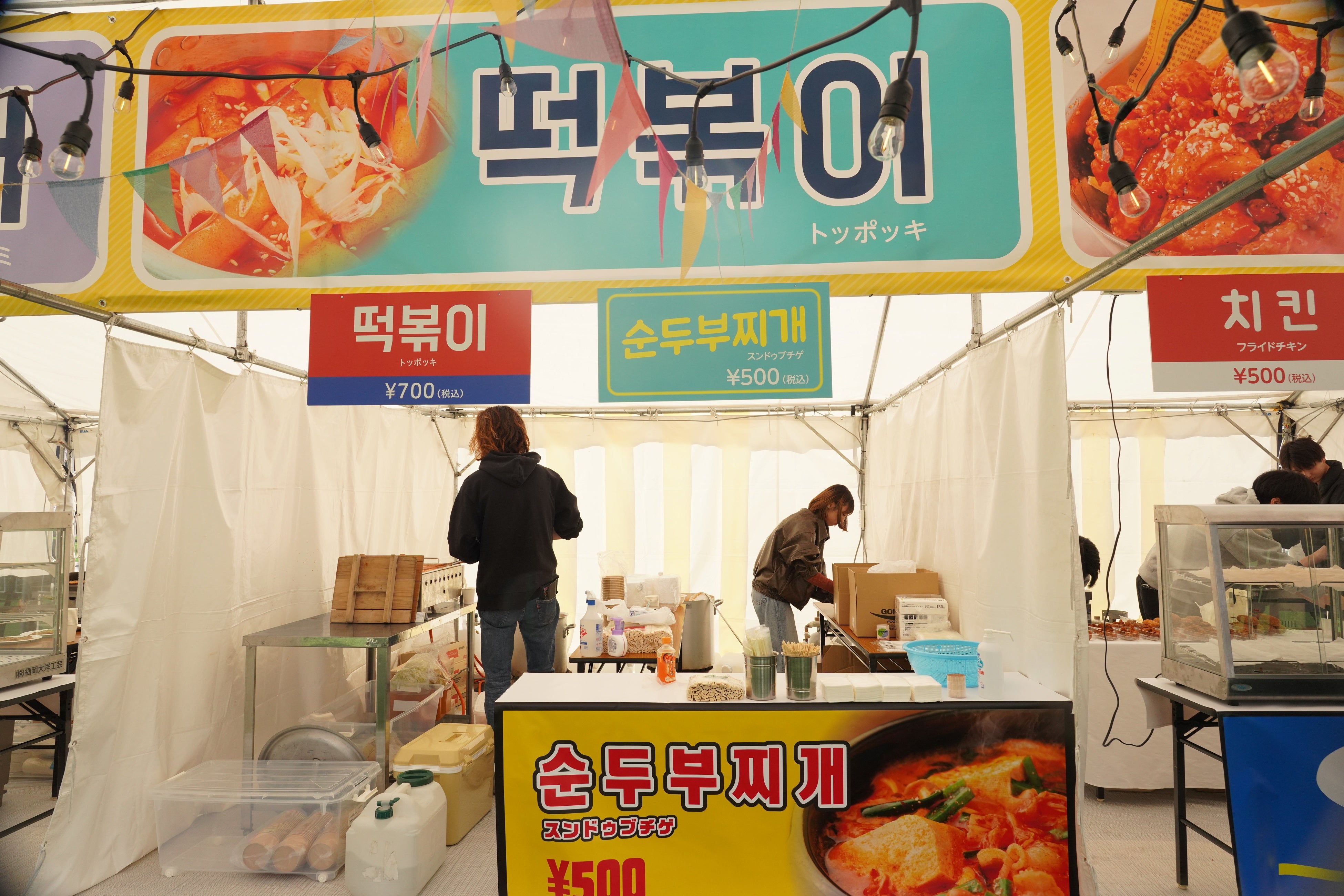 韓国の伝統市場をコンセプトにした韓国グルメ体験ゾーン（一部）