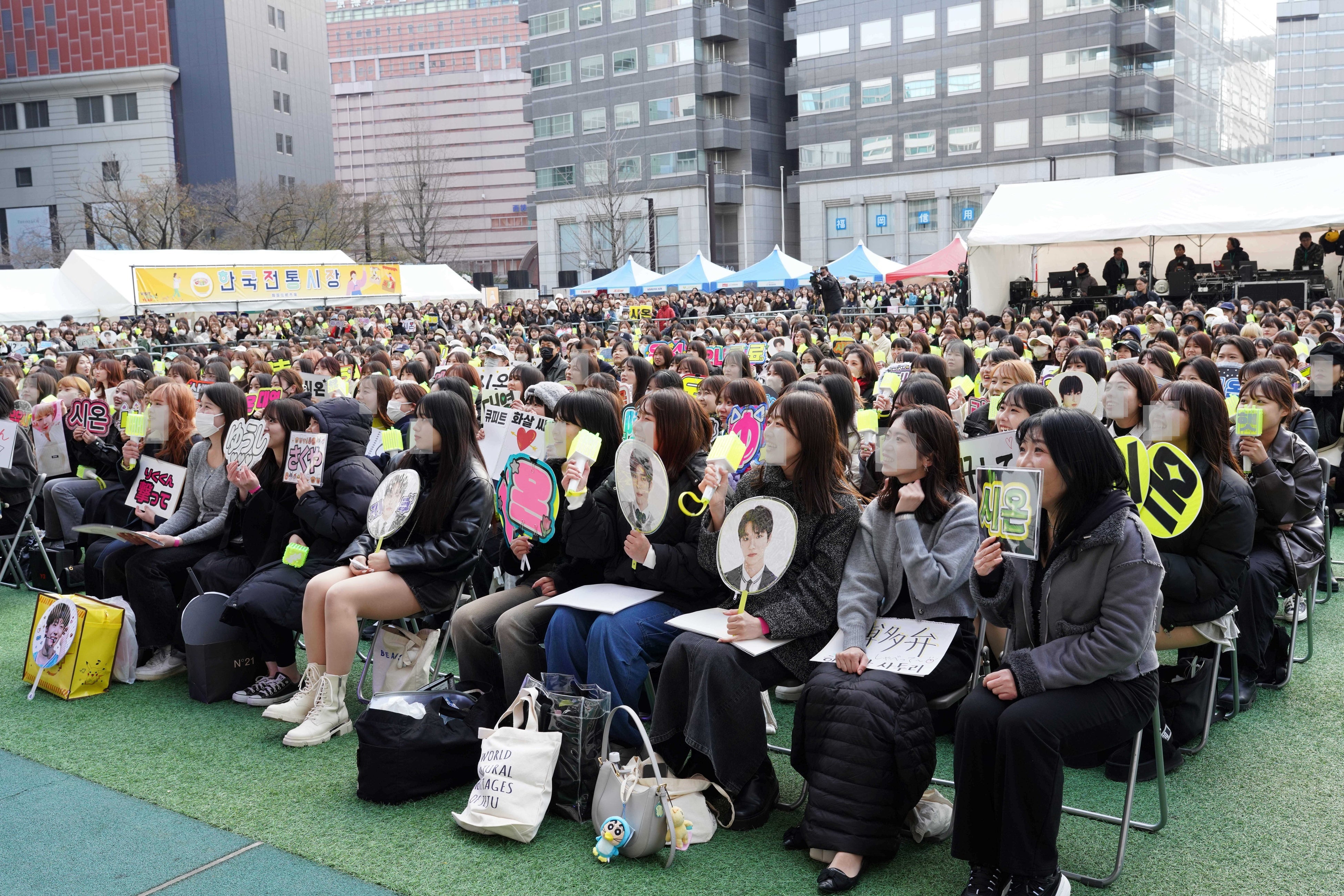 NCT WISH 韓国観光トークショー＆ミニライブ（メンバーのトークに聞き入るシズニ）