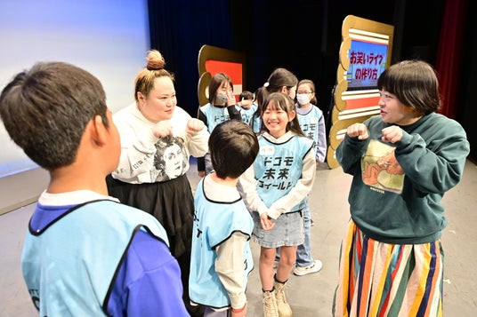 ジョイマンさんやおかずクラブさんなど人気芸人とプロのお笑いのセカイを体験!楽屋見学、漫才体験、ラップネタで子どもたちのお笑いのセカイ広がる「ドコモ未来フィールド」特別プログラムをリアル&オンライン開催 ジョイマンさんやおかずクラブさんなど人気芸人とプロのお笑いのセカイを体験!楽屋見学、漫才体験、ラップネタで子どもたちのお笑いのセカイ広がる「ドコモ未来フィールド」特別プログラムをリアル&オンライン開催