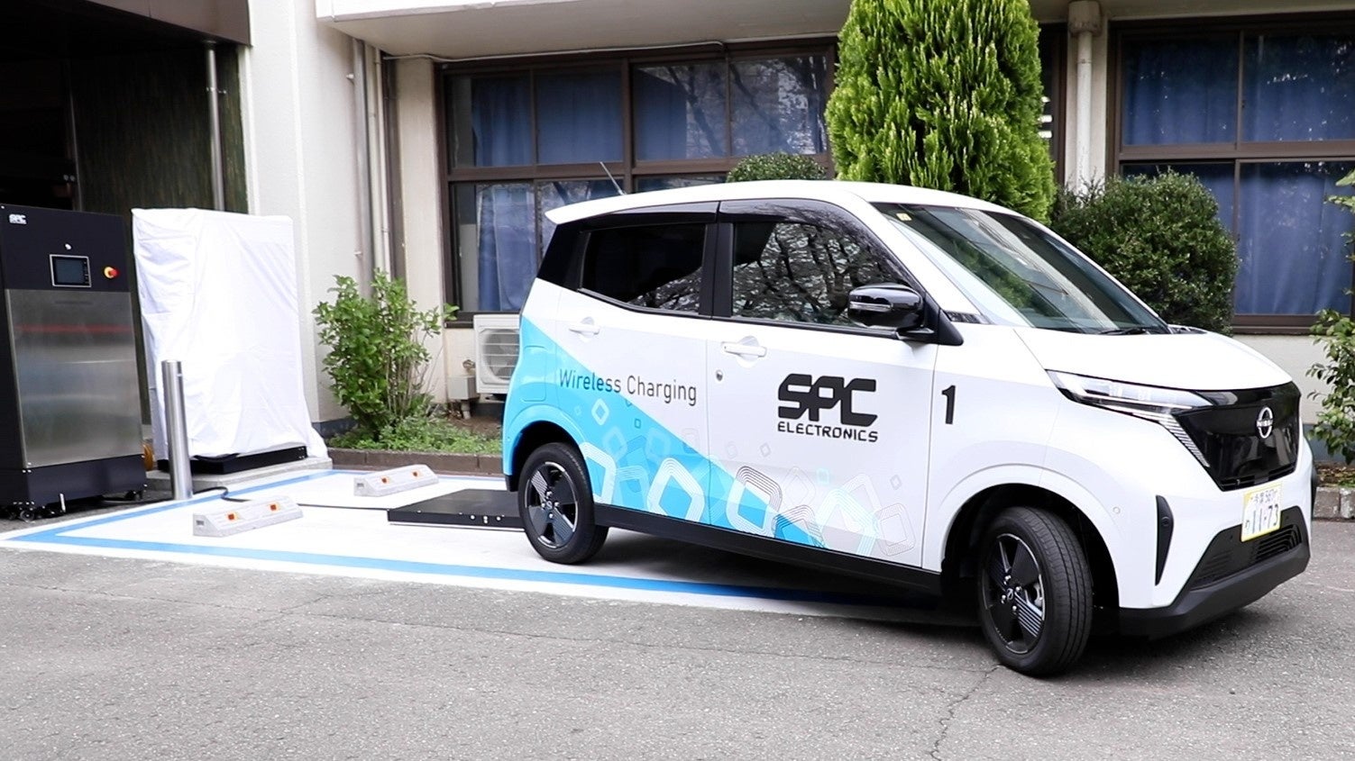 【ワイヤレス給電の実験エリアとＥＶ車両】