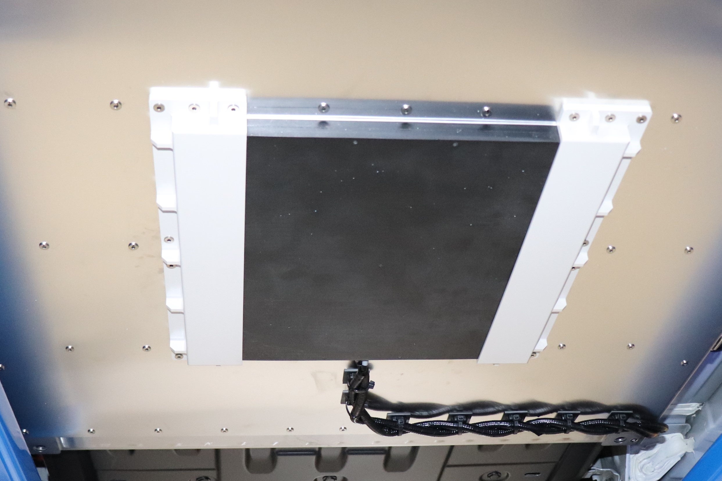 【受電コイル（車両底面）】