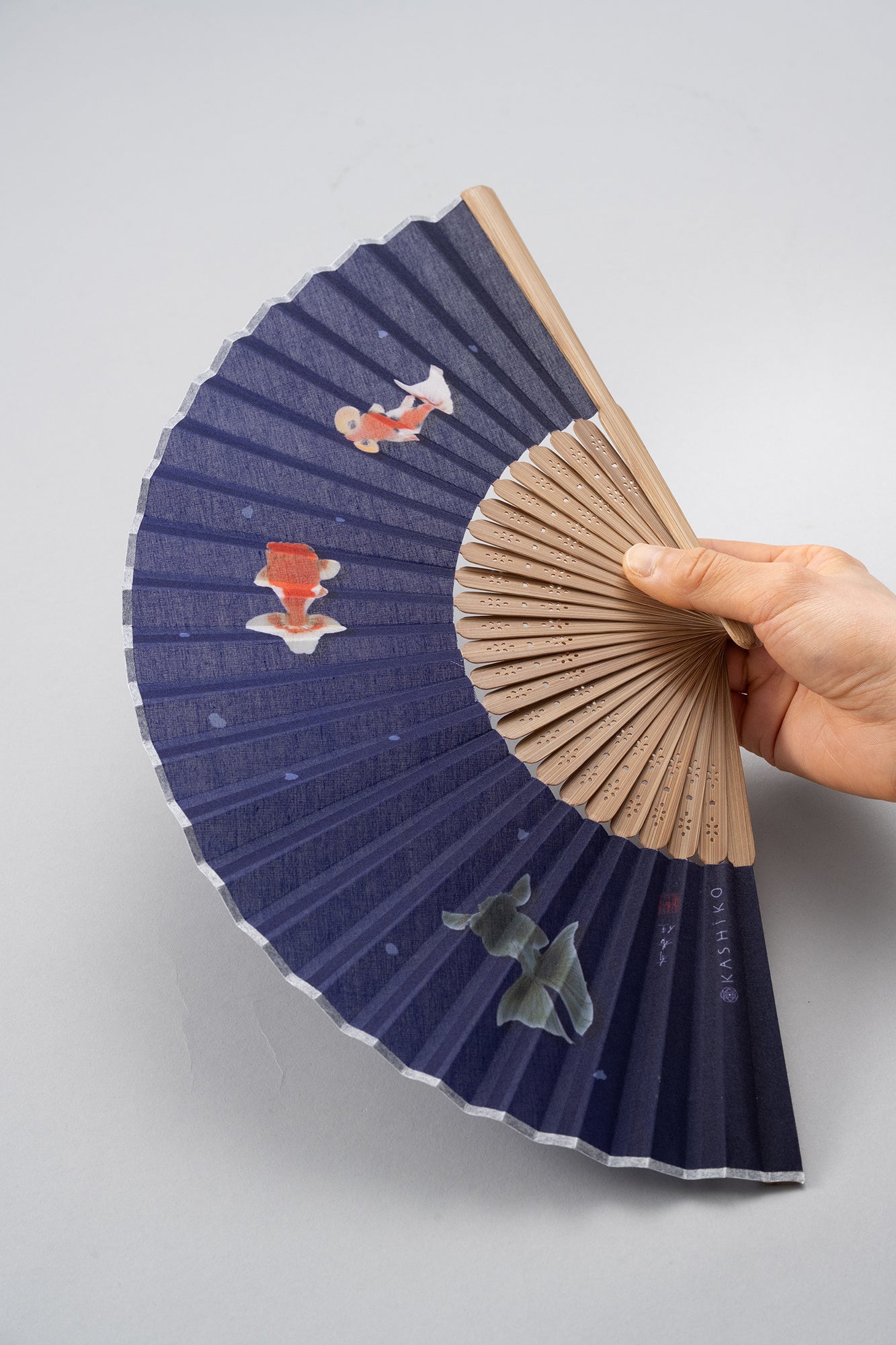 大日本九谷焼製 伝統が息づく九谷焼作家のデザイン。日本らしく繊細で美しい絵柄