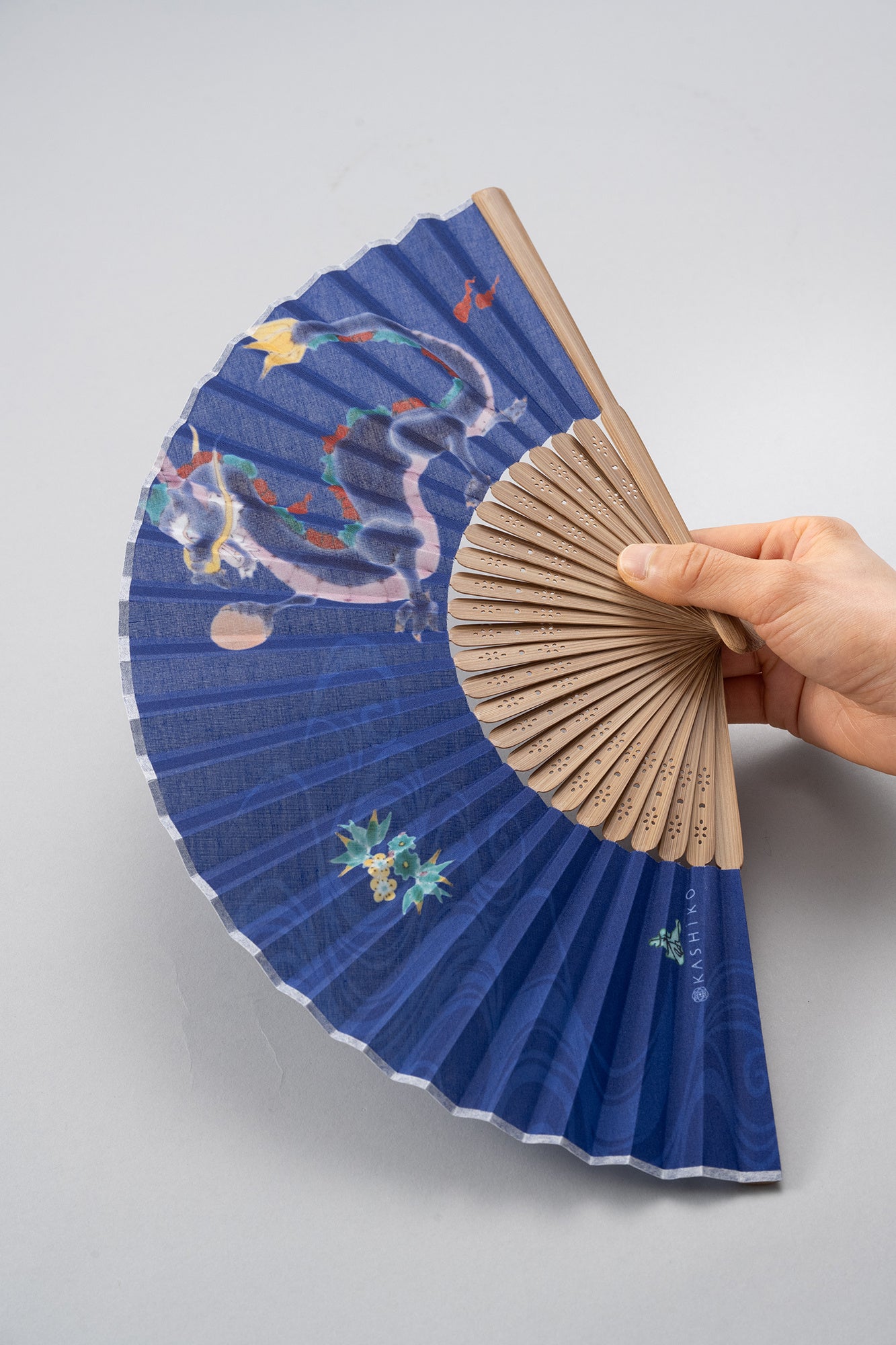 伝統が息づく九谷焼作家のデザイン。日本らしく繊細で美しい絵柄